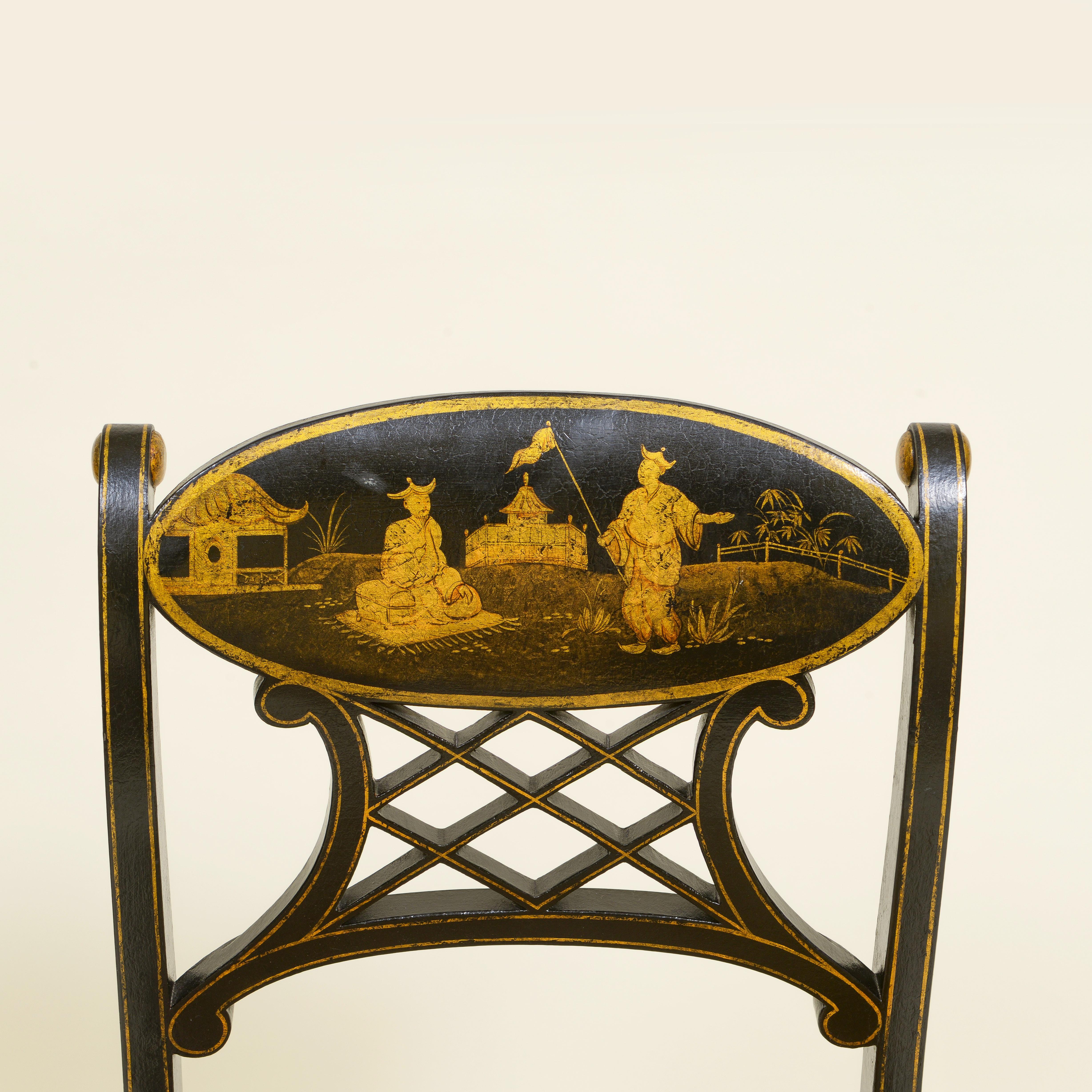 Satz von vier ebonisierten und vergoldeten Beistellstühlen im Regency-Stil im Angebot 4