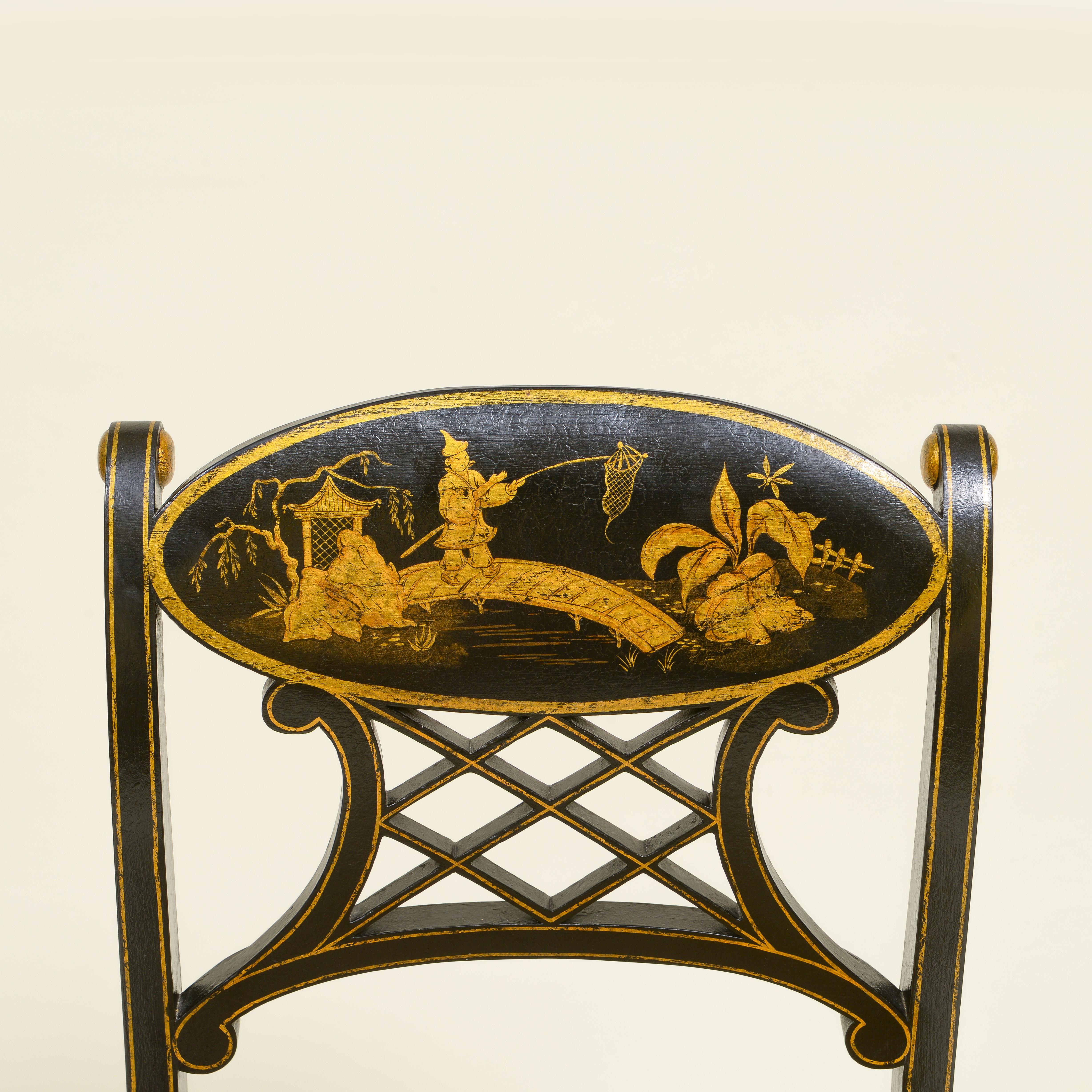 Satz von vier ebonisierten und vergoldeten Beistellstühlen im Regency-Stil im Angebot 5