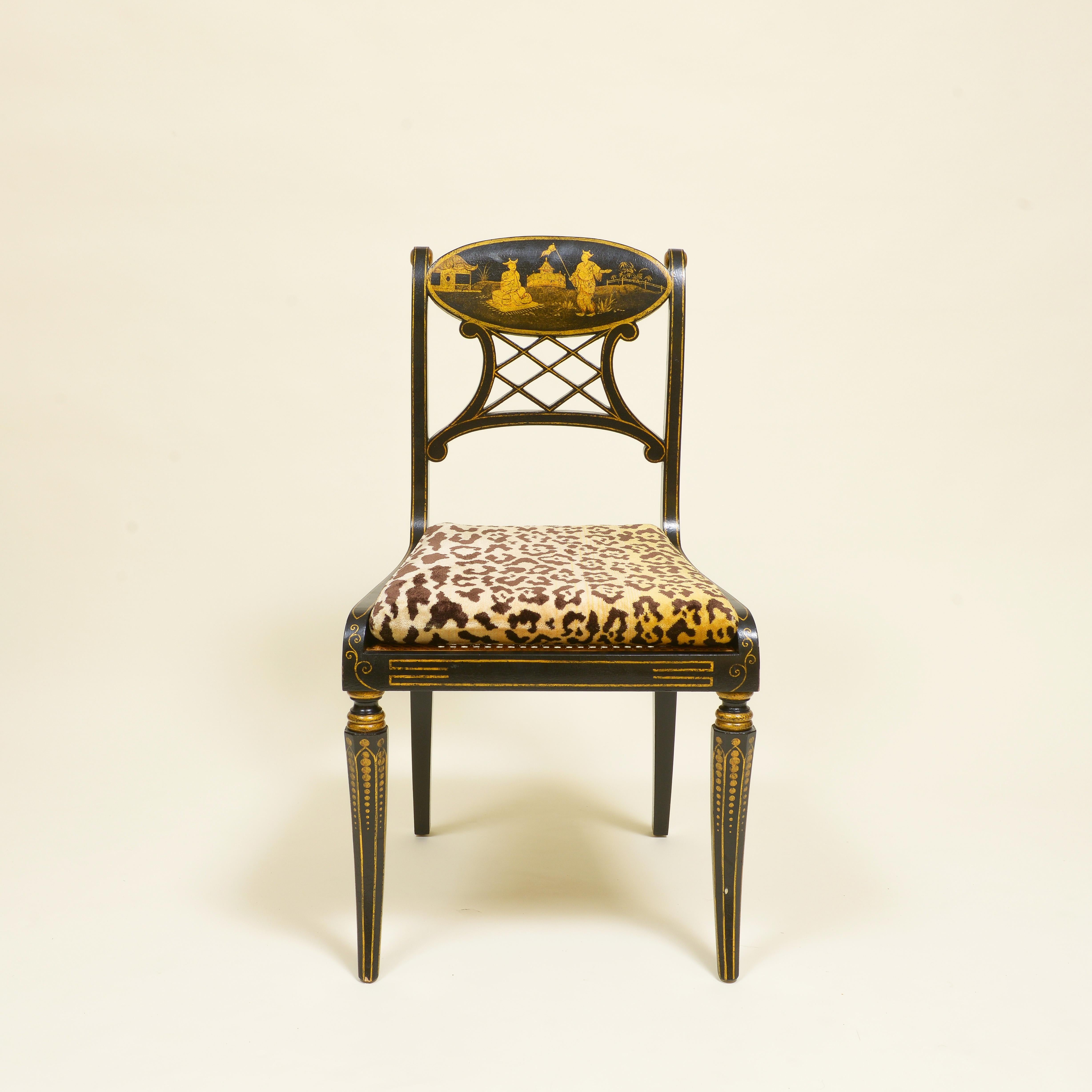 Jeder mit Rücken zentriert durch eine ovale Kartusche mit Chinoiserie Gericht Figuren in gemächlichen unterstützt über einem durchbrochenen Spalier Splat verziert; der Leopard Samt Sitzkissen über Säbel Beine; mit vergoldeten Details im gesamten.