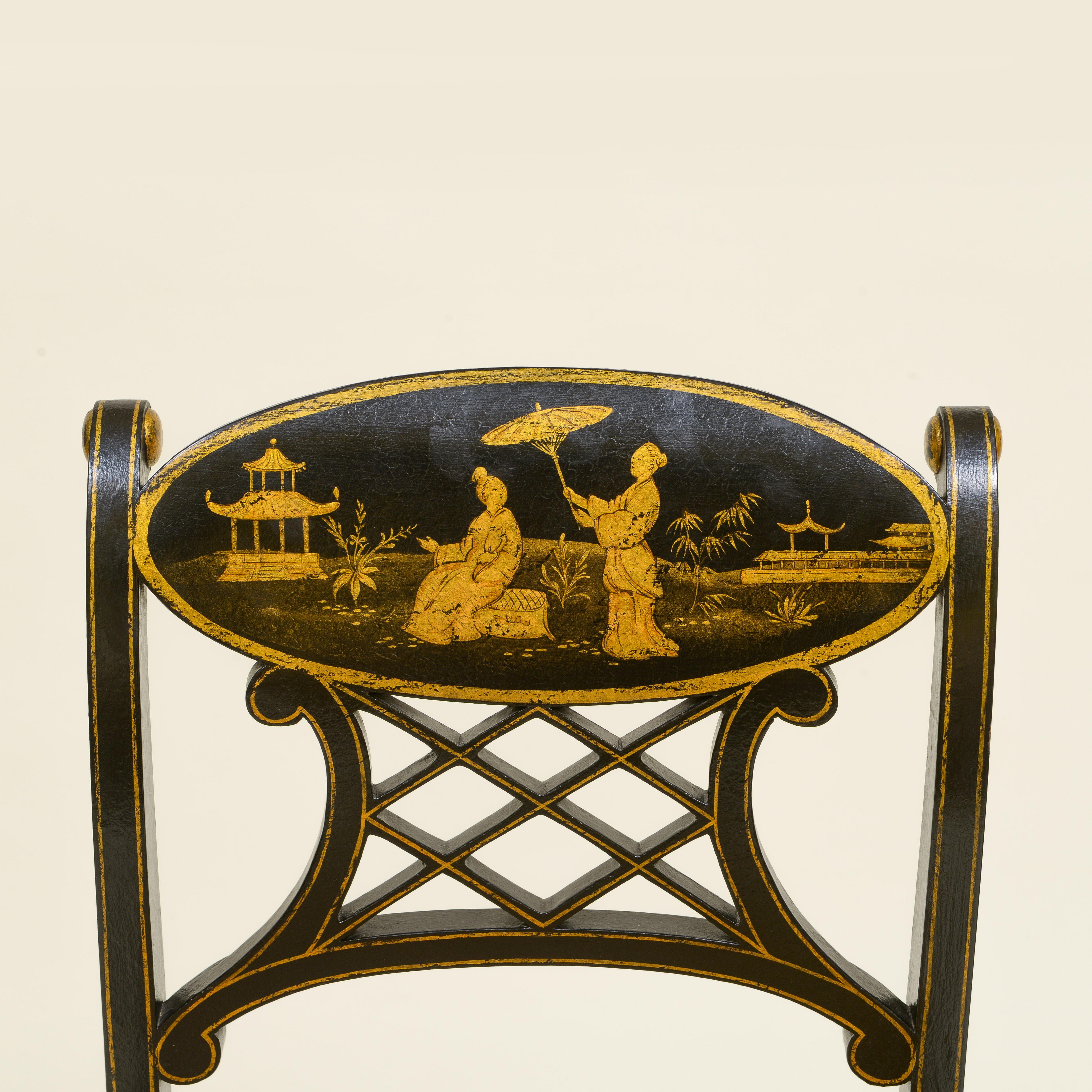 Satz von vier ebonisierten und vergoldeten Beistellstühlen im Regency-Stil im Angebot 2