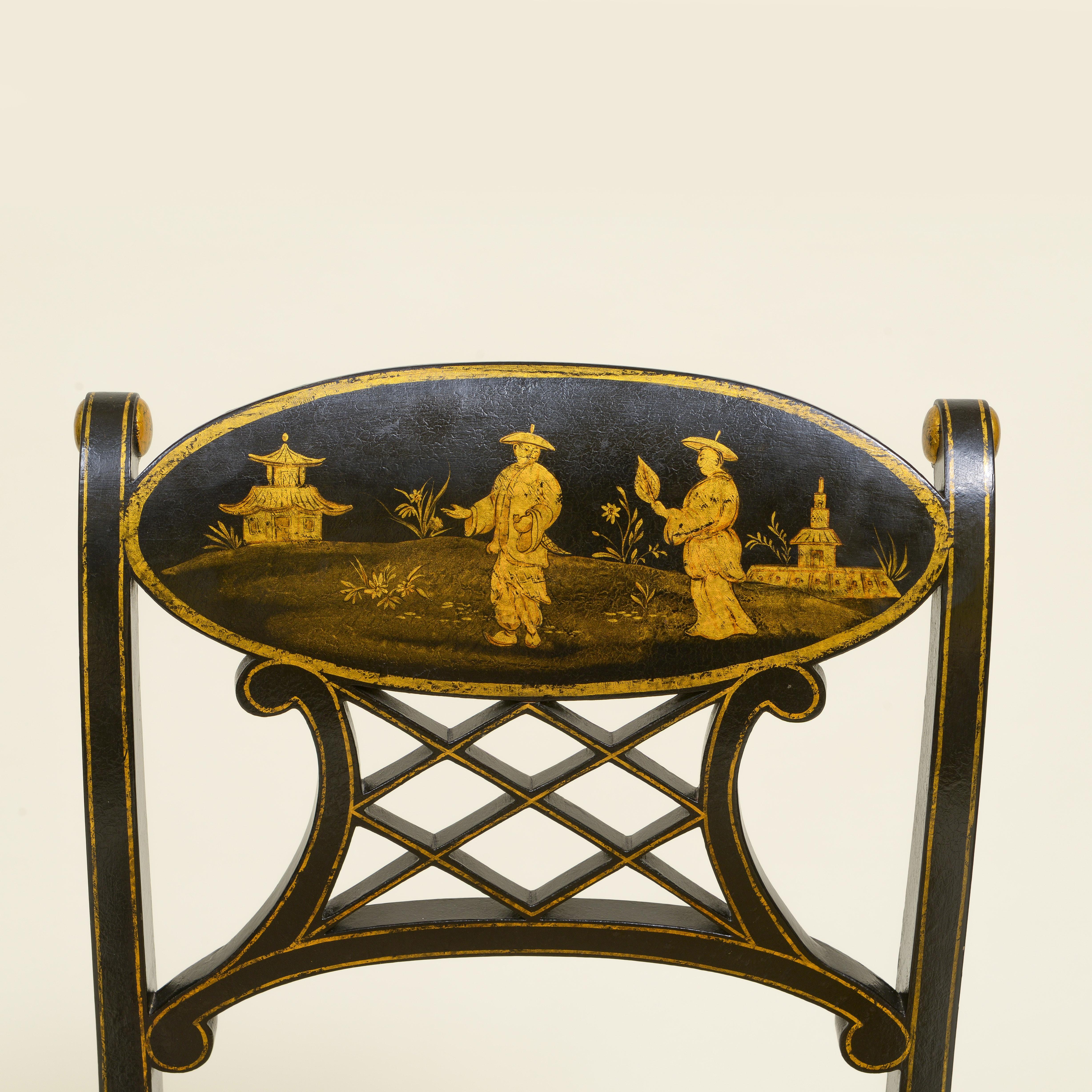 Satz von vier ebonisierten und vergoldeten Beistellstühlen im Regency-Stil im Angebot 3