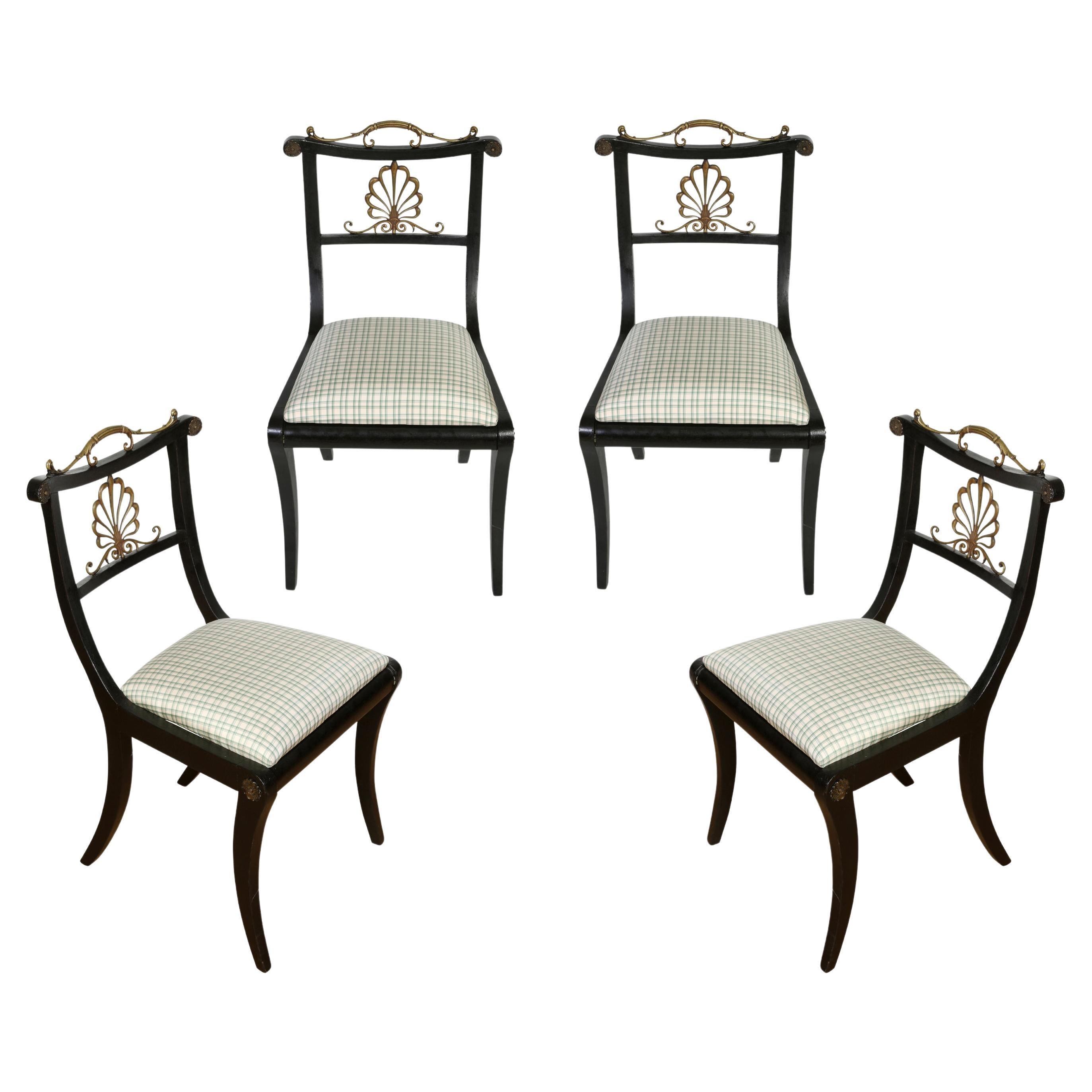 Set di quattro sedie laterali in ebano in stile Regency con cuscini in seta appena rivestiti in vendita