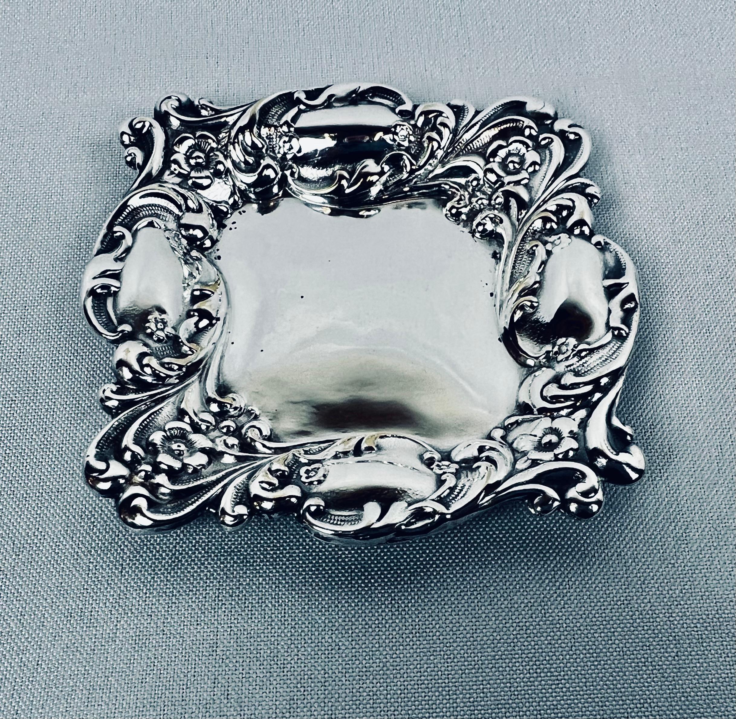 Juego de cuatro platos vintage repoussé para frutos secos y caramelos.  Este conjunto está bellamente fundido con un trabajo de repoussage profundo y definido.  Están en muy buen estado, excepto uno que presenta desgaste en el acabado plateado del