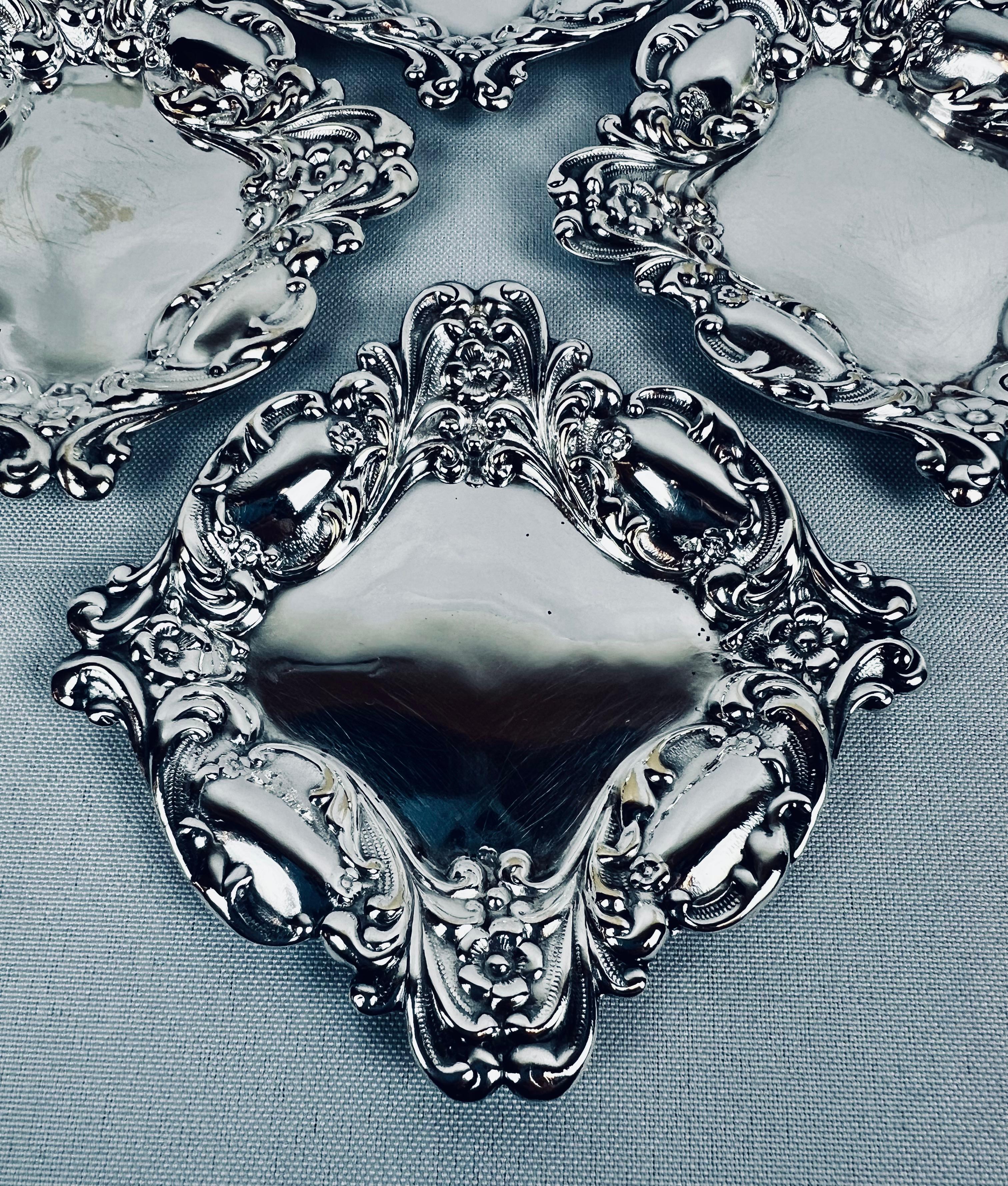 Juego de cuatro platos para caramelos y frutos secos bañados en plata Repoussage-América, c. 1940 en Bueno estado para la venta en West Palm Beach, FL
