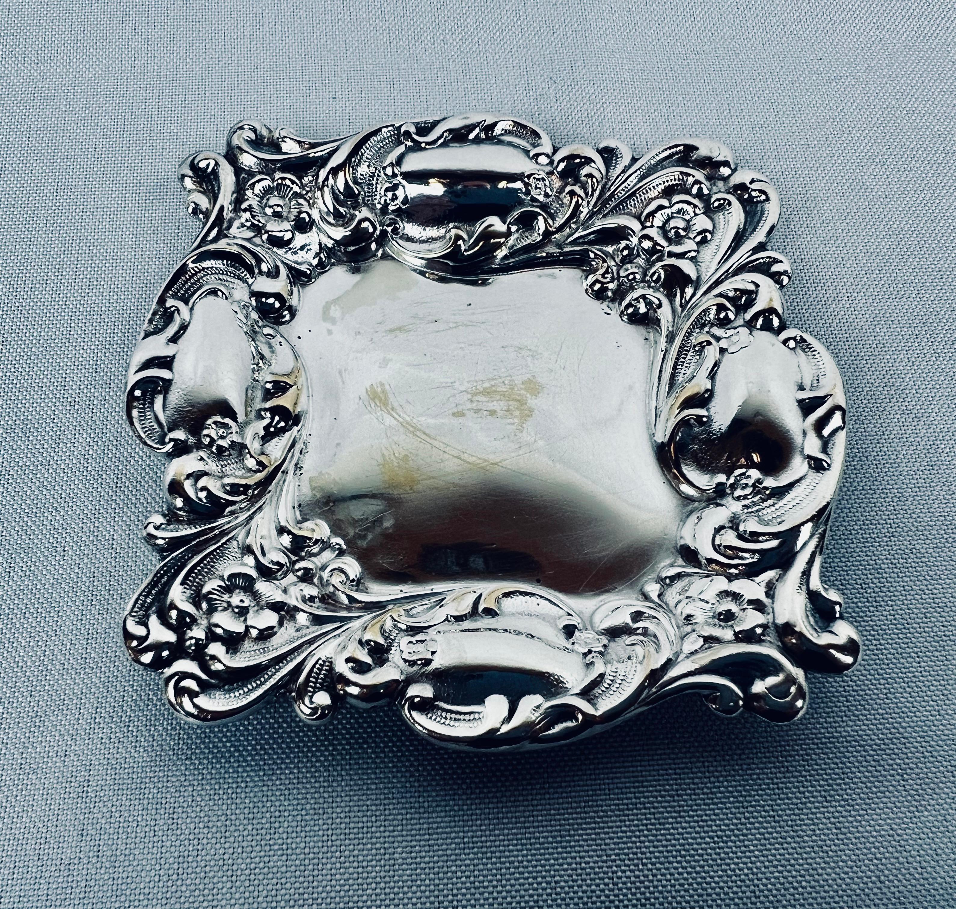 Juego de cuatro platos para caramelos y frutos secos bañados en plata Repoussage-América, c. 1940 Chapado en plata en venta