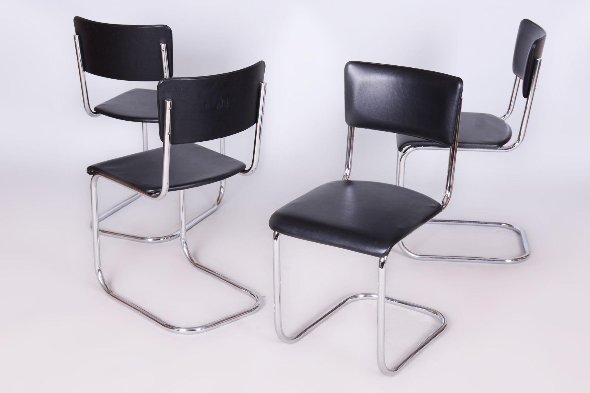 Este elegante conjunto de cuatro sillas de estilo Bauhaus procede de Checoslovaquia, de mediados del siglo XX. Las sillas tienen un armazón tubular de acero cromado y tapicería de piel artificial. Están en un estado original muy bien conservado, con