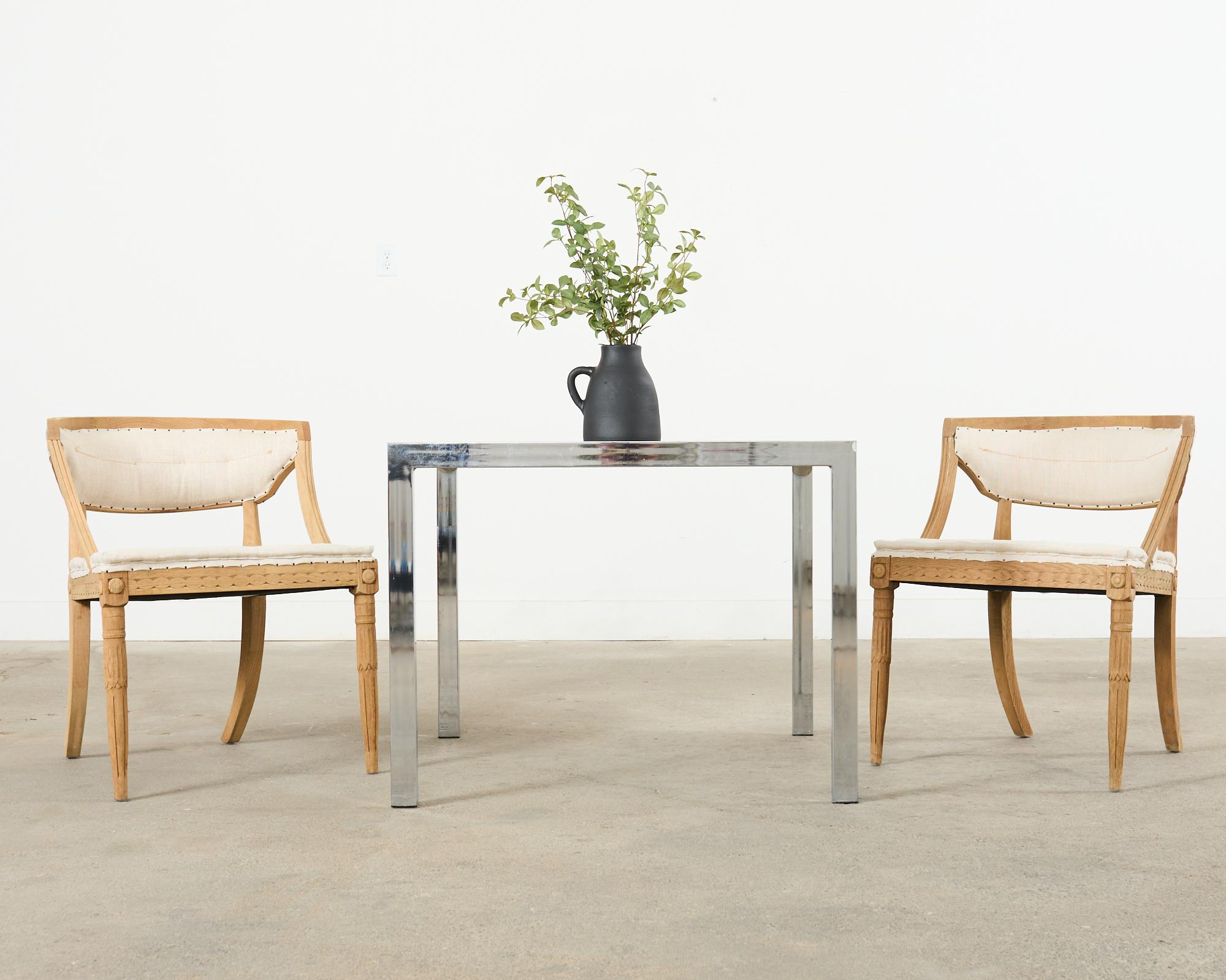 Ensemble de quatre chaises de salle à manger déconstruites de style suédois gustavien, recouvertes de tissu de mousseline et patinées par les intempéries. Les cadres en bois dur non fini sont très robustes et très travaillés, avec un dossier