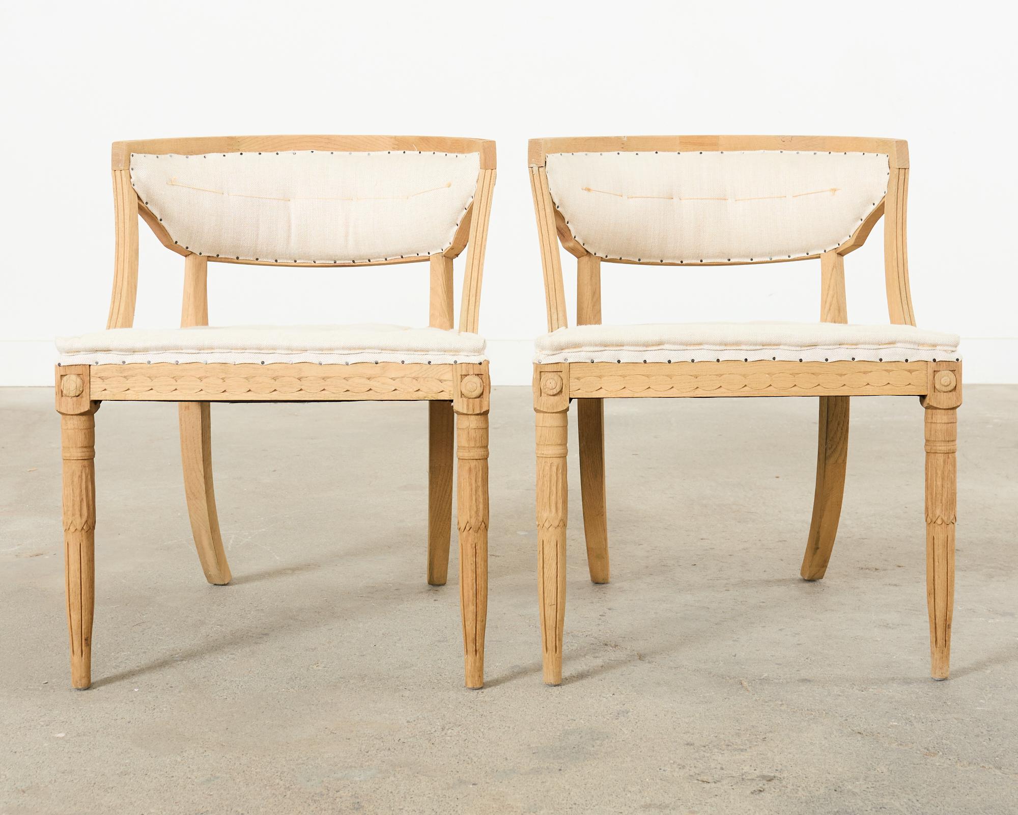 Mousseline Ensemble de quatre chaises de salle à manger suédoises de style gustavien de Restoration Hardware  en vente