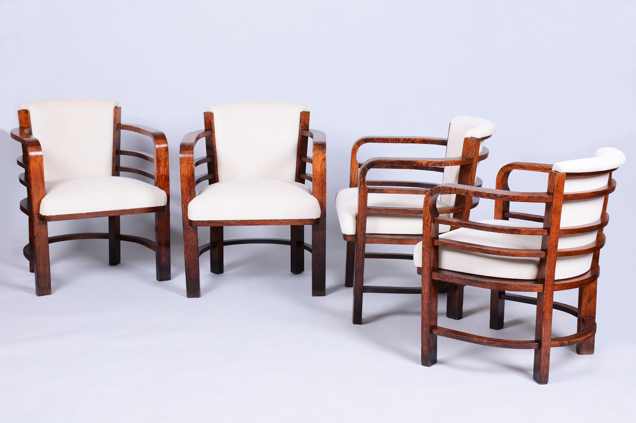 Este excepcional conjunto de cuatro sillones Art Déco procede de Viena (Austria) y data de principios del siglo XX. Se trata de obras maestras del renombrado arquitecto Otto Wagner, cuya obra simboliza la Secesión vienesa y el primer modernismo. Los