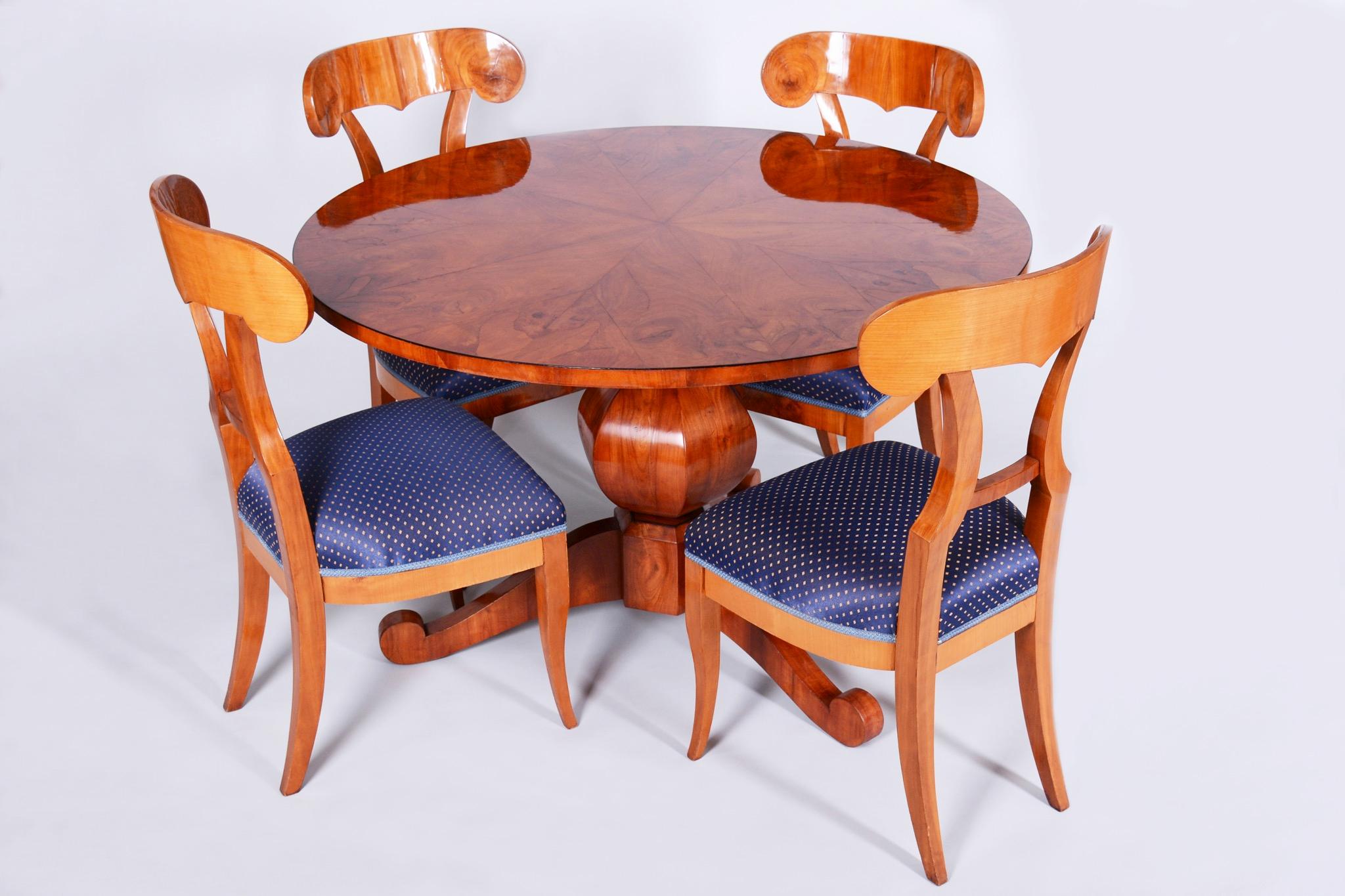 Dieses elegante Set aus 4 Biedermeier-Stühlen stammt aus Österreich aus dem frühen 19. Jahrhundert. Die Stühle sind aus Kirschbaumholz mit Kirschbaumfurnier gefertigt und wurden sorgfältig restauriert. Sie sind neu gepolstert und nach