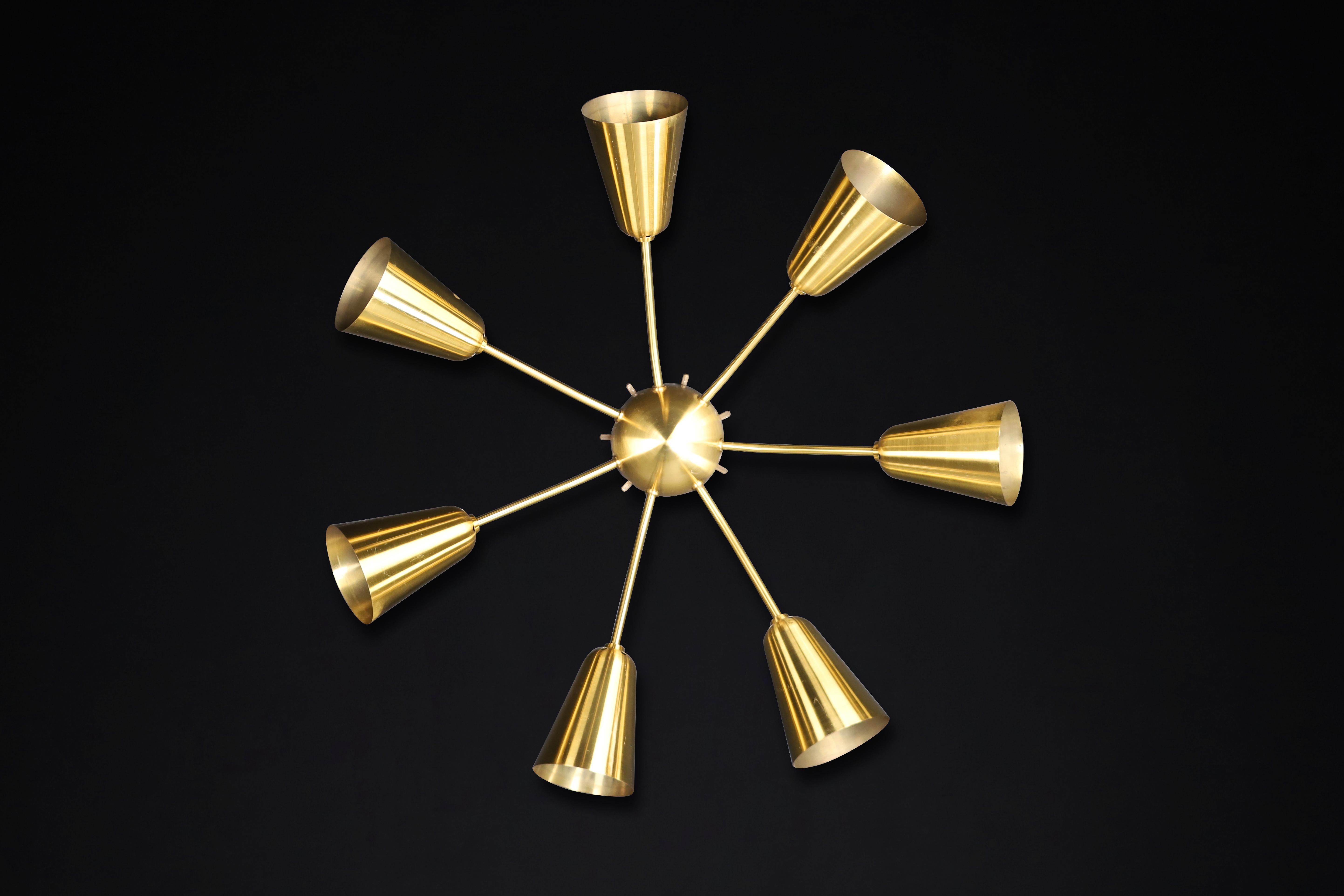 Ensemble de quatre lustres Sputnik en laiton massif du milieu du siècle dernier, restaurés, années 1950 en vente 3
