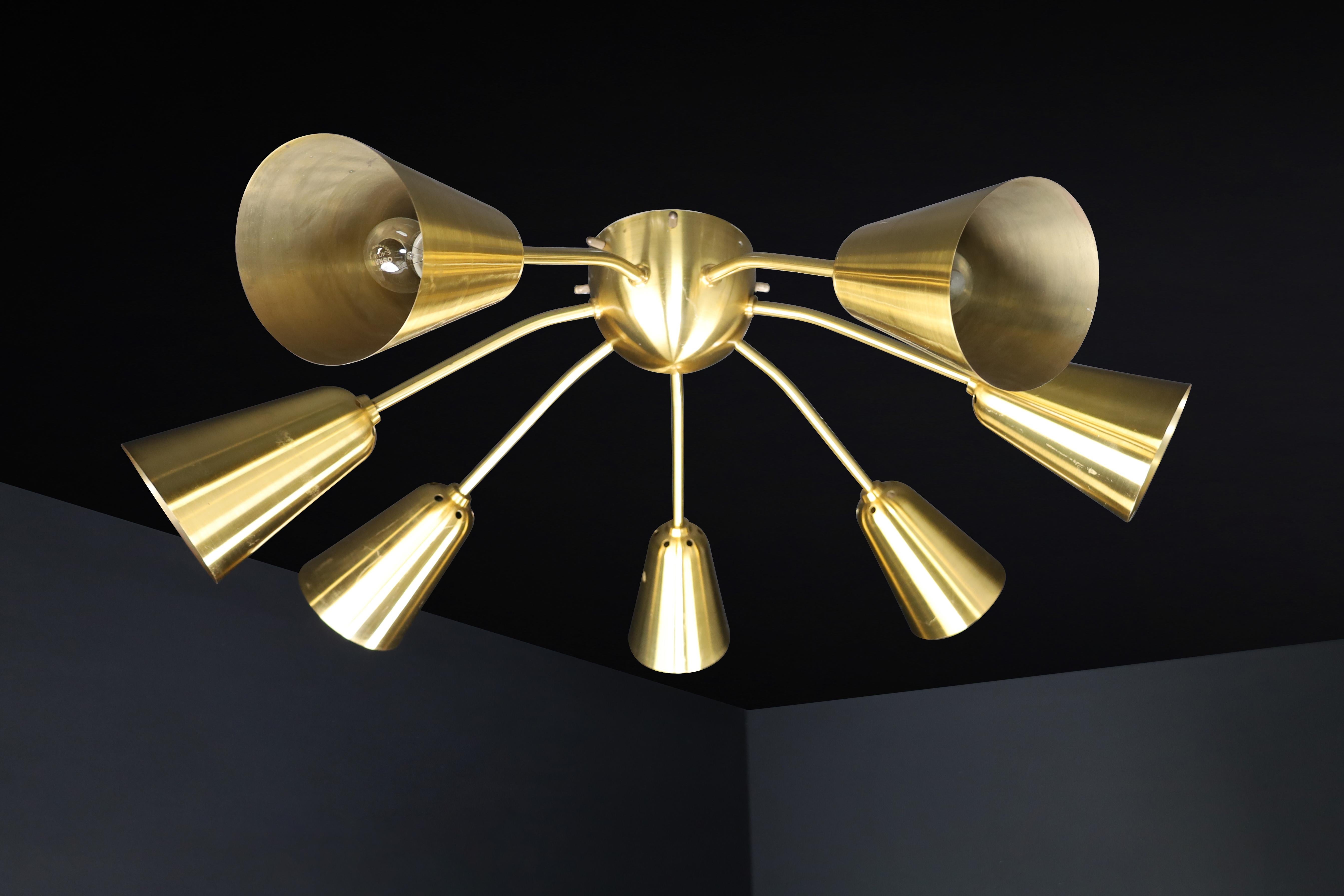 Magnifique ensemble de quatre lustres Sputnik en laiton massif restaurés, datant du milieu du siècle dernier, avec une belle patine, années 1950 - Prix pour l'ensemble

Cet ensemble exceptionnel de quatre lustres Sputnik italiens des années 1950 est