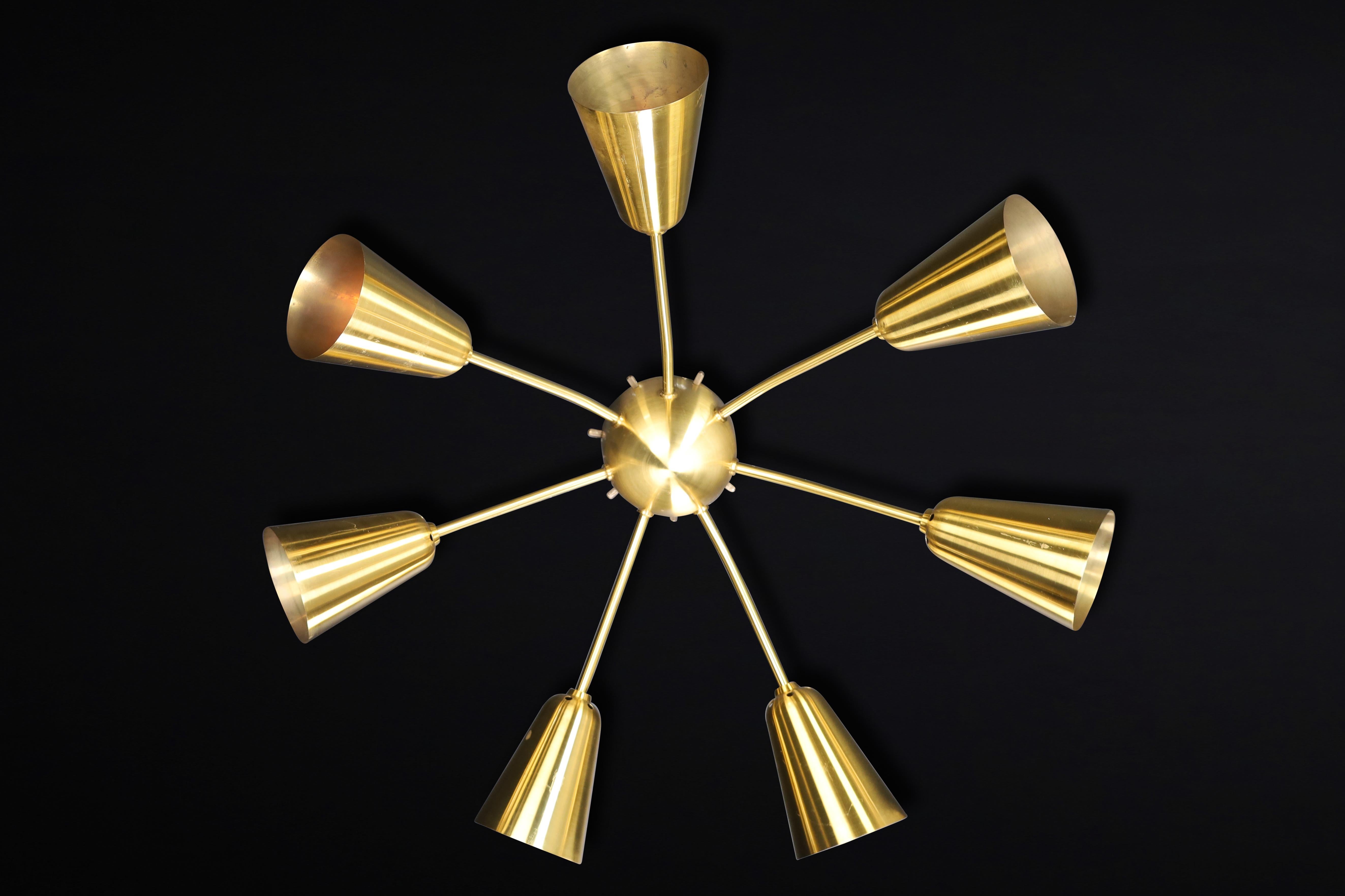 Ensemble de quatre lustres Sputnik en laiton massif du milieu du siècle dernier, restaurés, années 1950 Bon état - En vente à Almelo, NL