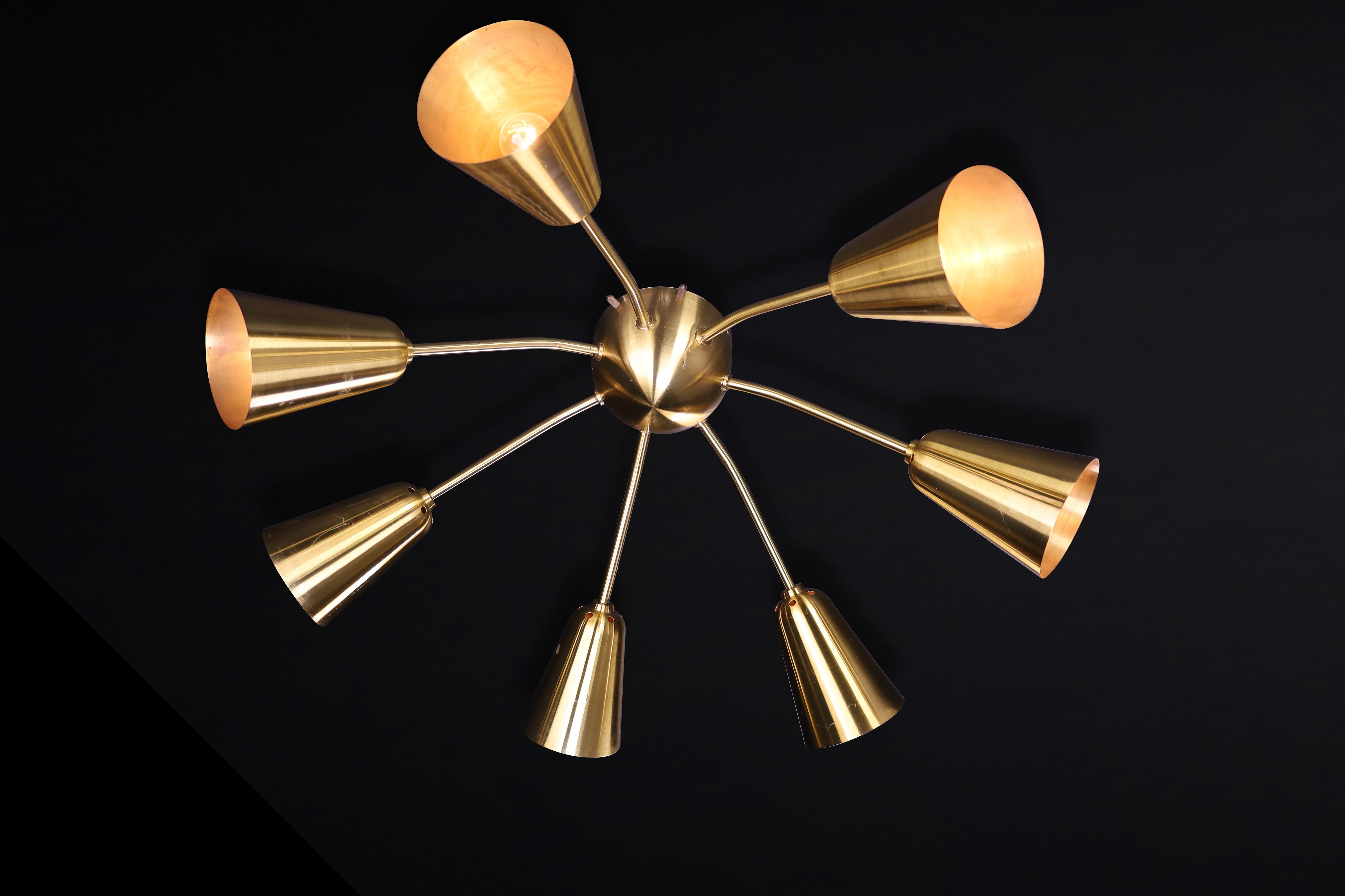 20ième siècle Ensemble de quatre lustres Sputnik en laiton massif du milieu du siècle dernier, restaurés, années 1950 en vente