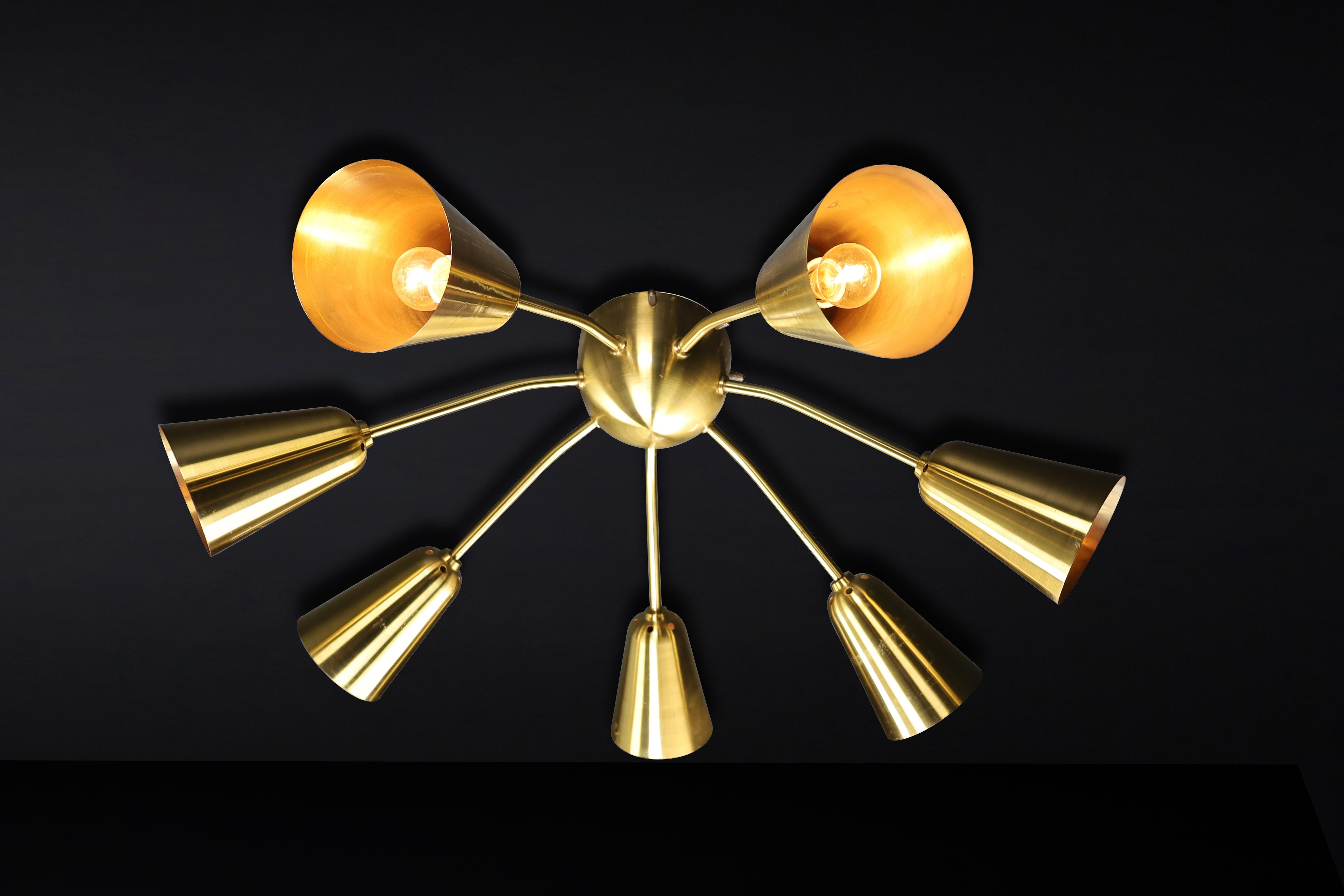 Laiton Ensemble de quatre lustres Sputnik en laiton massif du milieu du siècle dernier, restaurés, années 1950 en vente