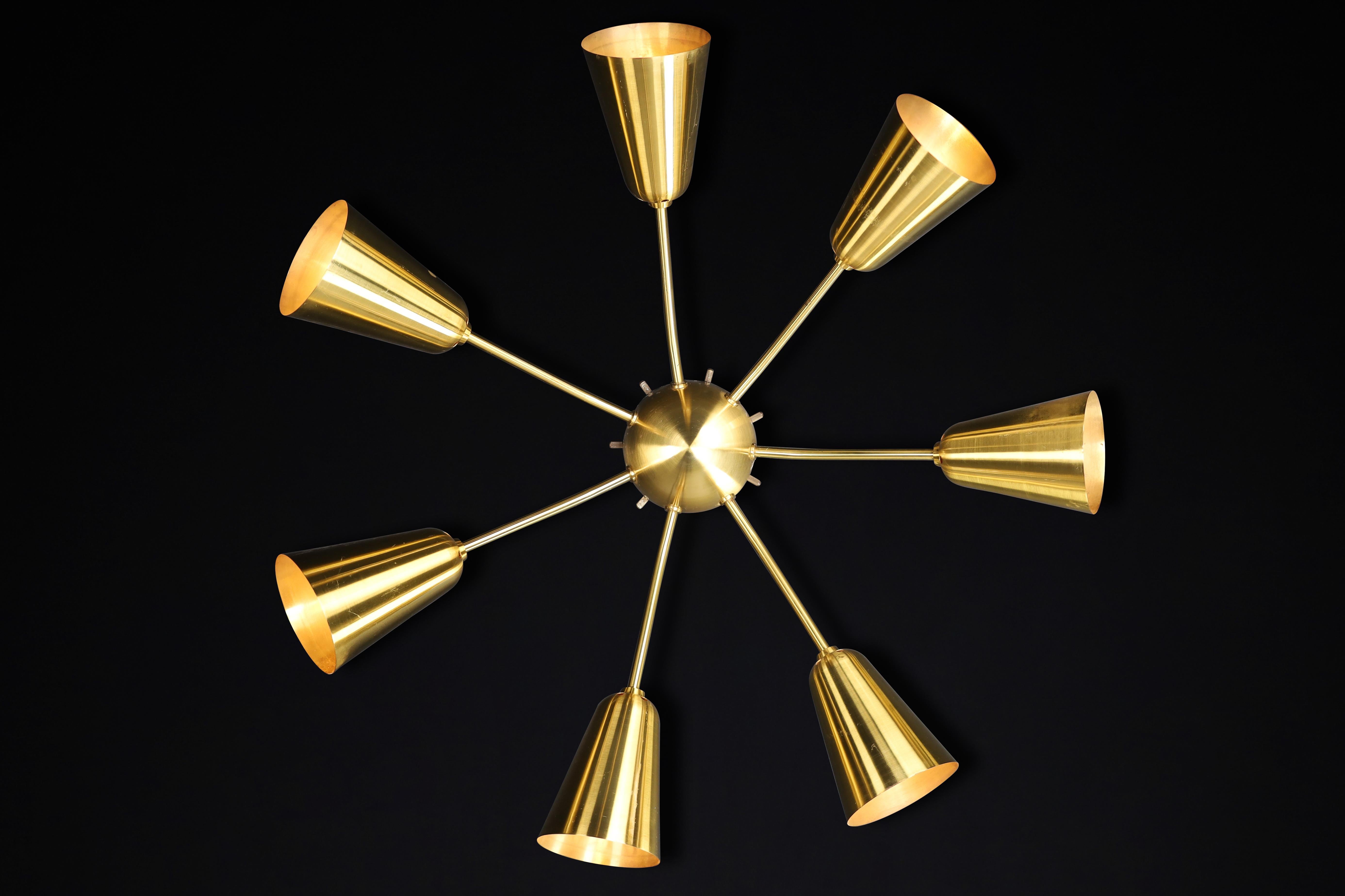 Ensemble de quatre lustres Sputnik en laiton massif du milieu du siècle dernier, restaurés, années 1950 en vente 1