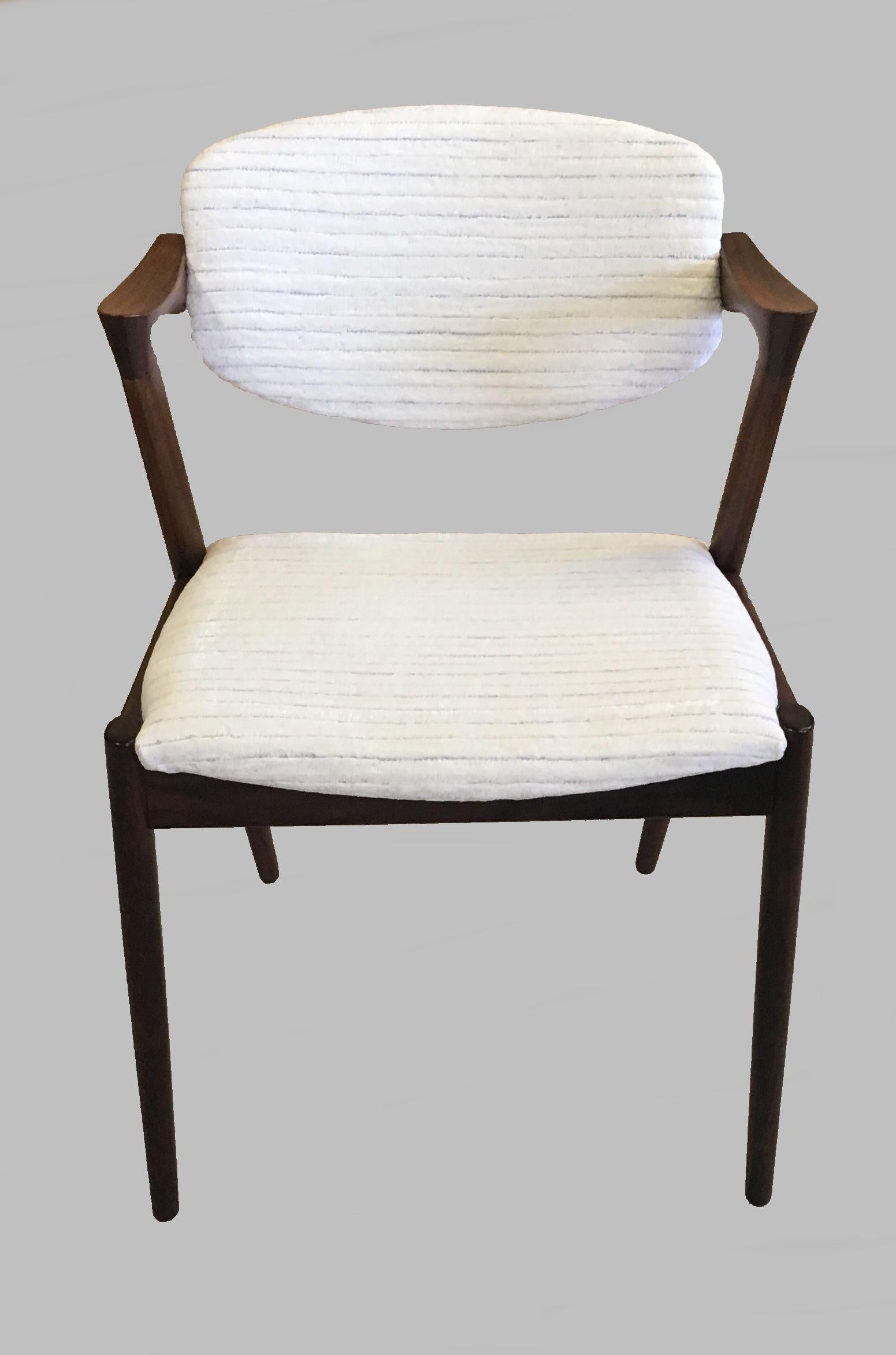 Ensemble de quatre chaises de salle à manger en palissandre des années 1960, entièrement restaurées, avec dossier réglable, par Kai Kristiansen pour Schous Møbelfabrik.

Les chaises ont été restaurées et remises à neuf par notre atelier expérimenté