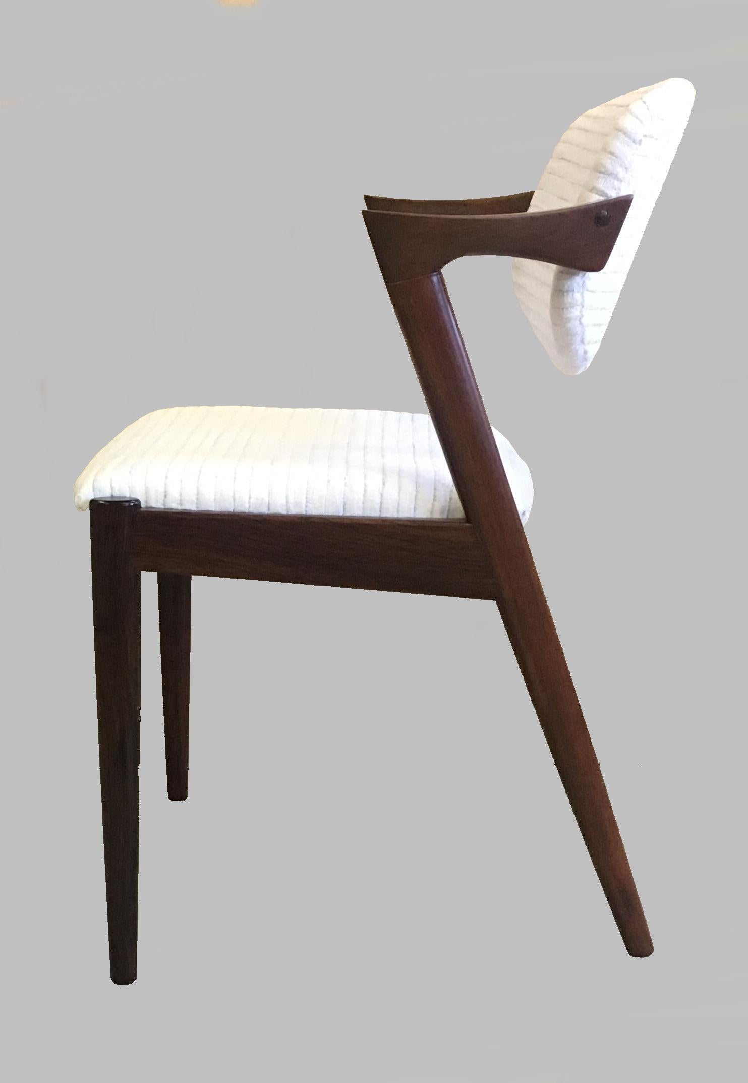 Milieu du XXe siècle Ensemble de quatre chaises de salle à manger Kai Kristiansen restaurées en bois de rose - tapisserie personnalisée en vente