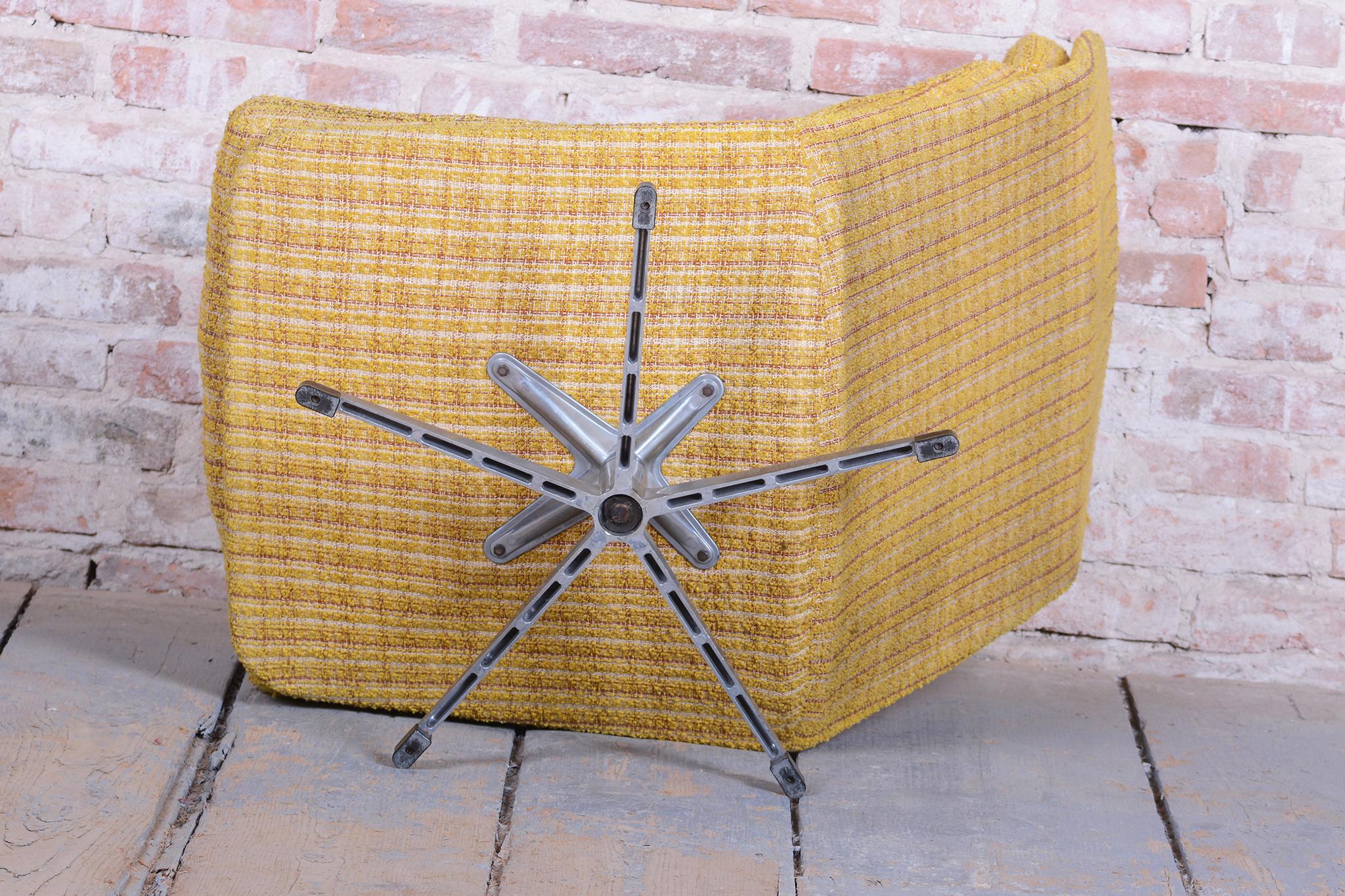 Set of Four Restored Mid-Century Swivel Chairs, by Gerald  Neusser, Czech, 1960s For Sale 8