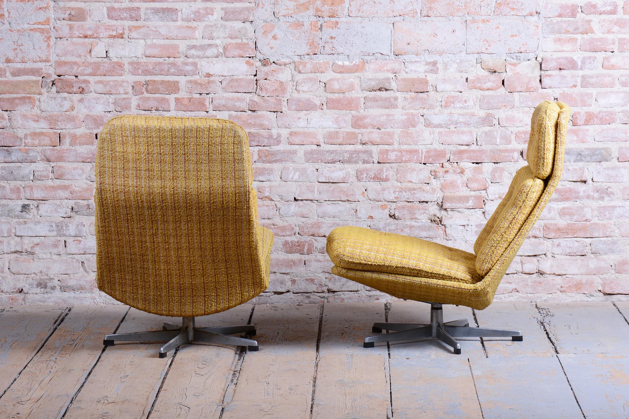 Set of Four Restored Mid-Century Swivel Chairs, by Gerald  Neusser, Czech, 1960s In Good Condition For Sale In Brandys nad Labem, Středočeský kraj