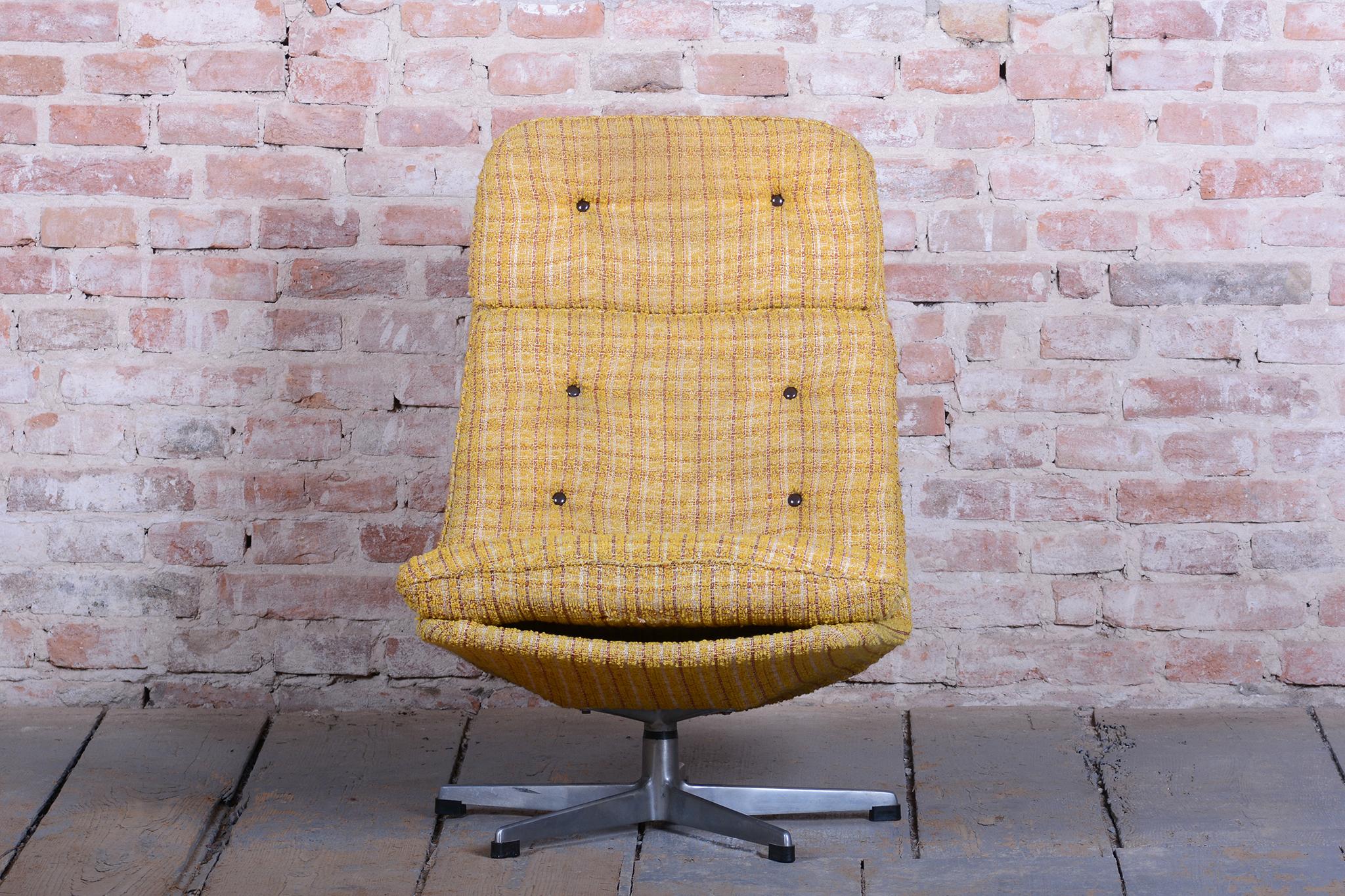 Aluminum Set of Four Restored Mid-Century Swivel Chairs, by Gerald  Neusser, Czech, 1960s For Sale