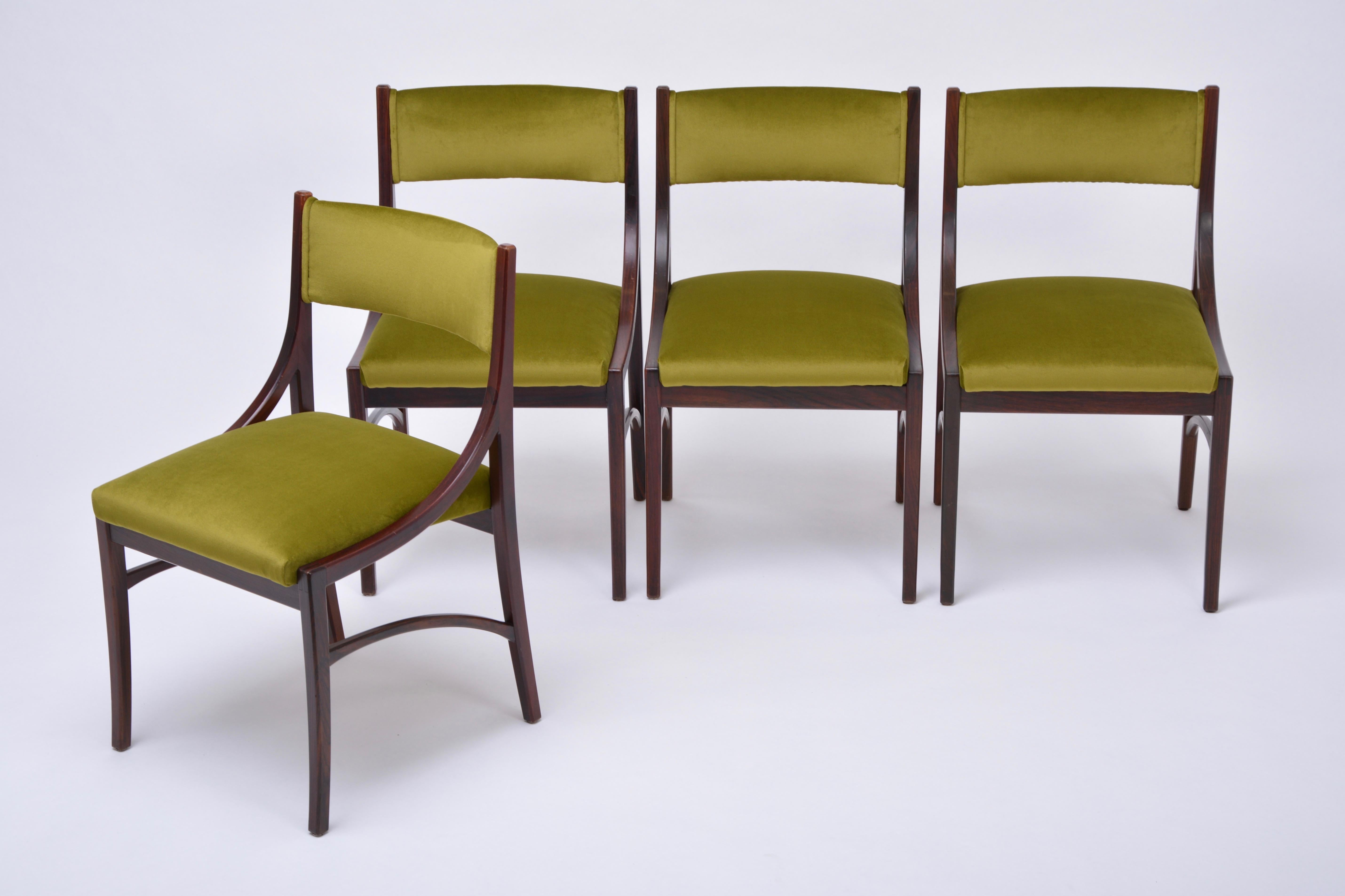 Satz von vier grünen, neu gepolsterten Esszimmerstühlen von Ico Parisi, Moderne der Mitte des Jahrhunderts
Ico Parisi entwarf 1960 den Stuhl Modell 110 für Cassina. Die hier angebotenen Stühle sind eine Version mit gepolsterter Rückenlehne dieses