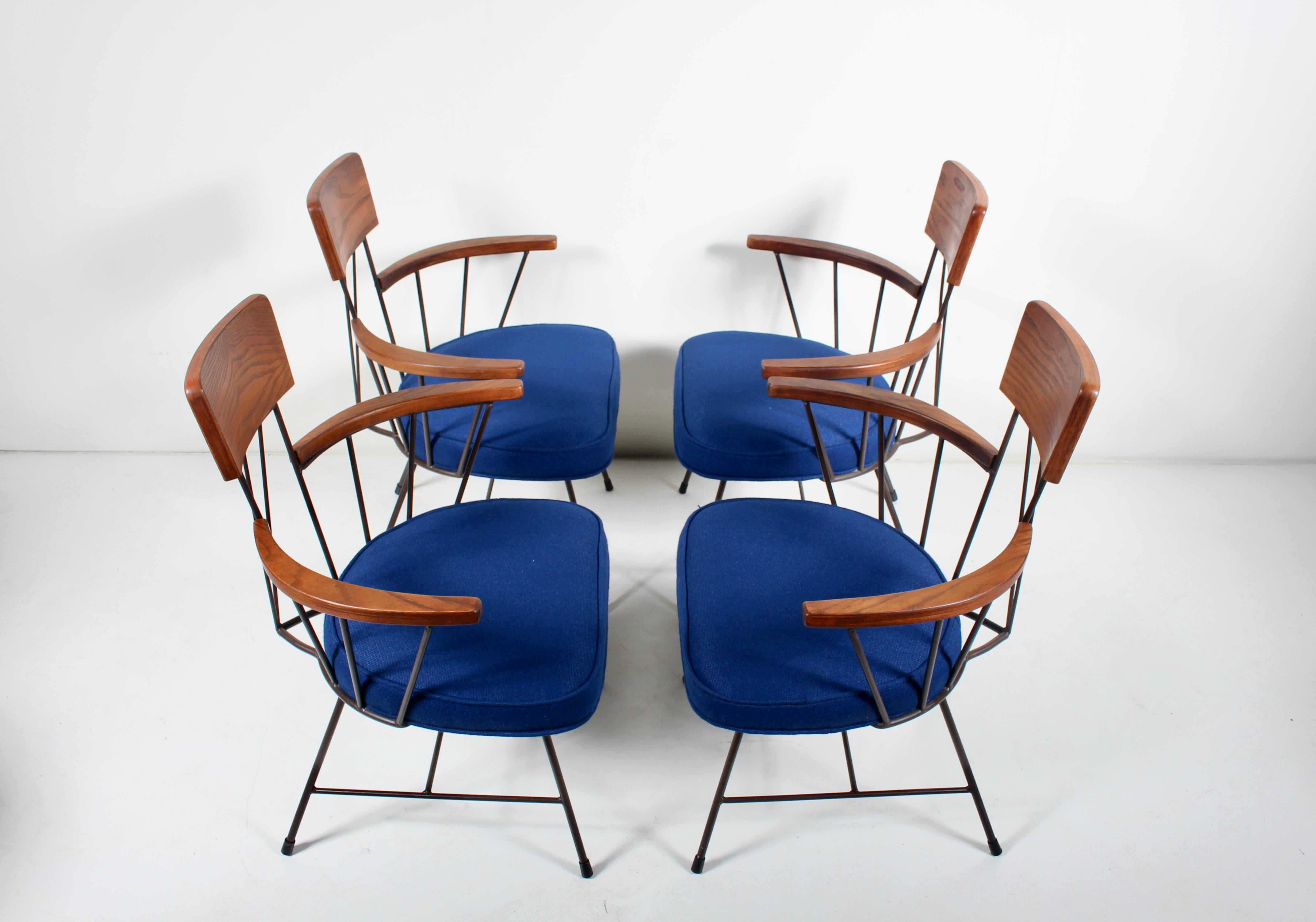 Émaillé Ensemble de 4 fauteuils de capitaine en chêne et fer rembourrés Richard McCarthy pour Selrite, années 1950 en vente