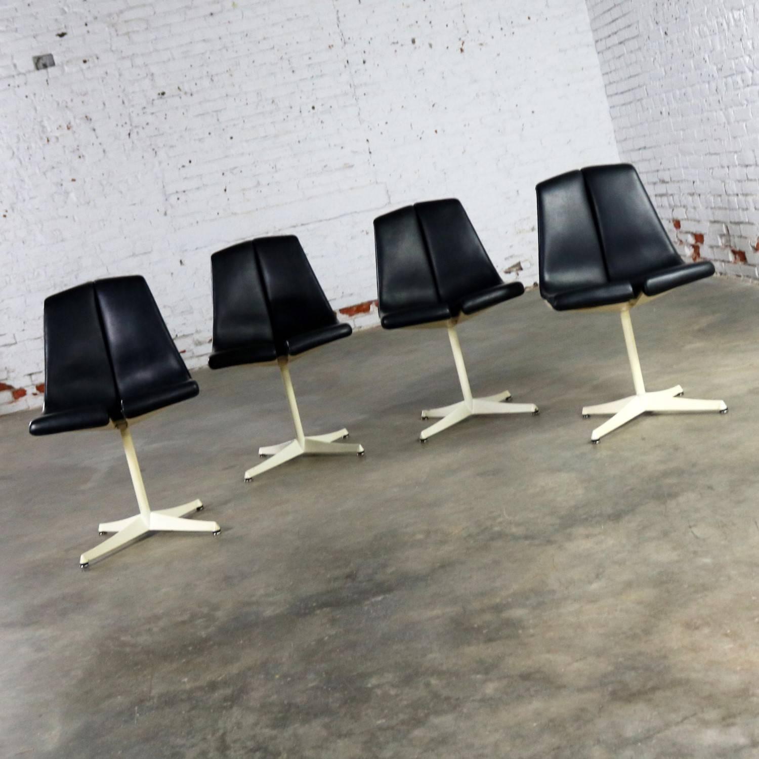 Set of Four Richard Schultz Stacking Dining Chairs for Knoll 12