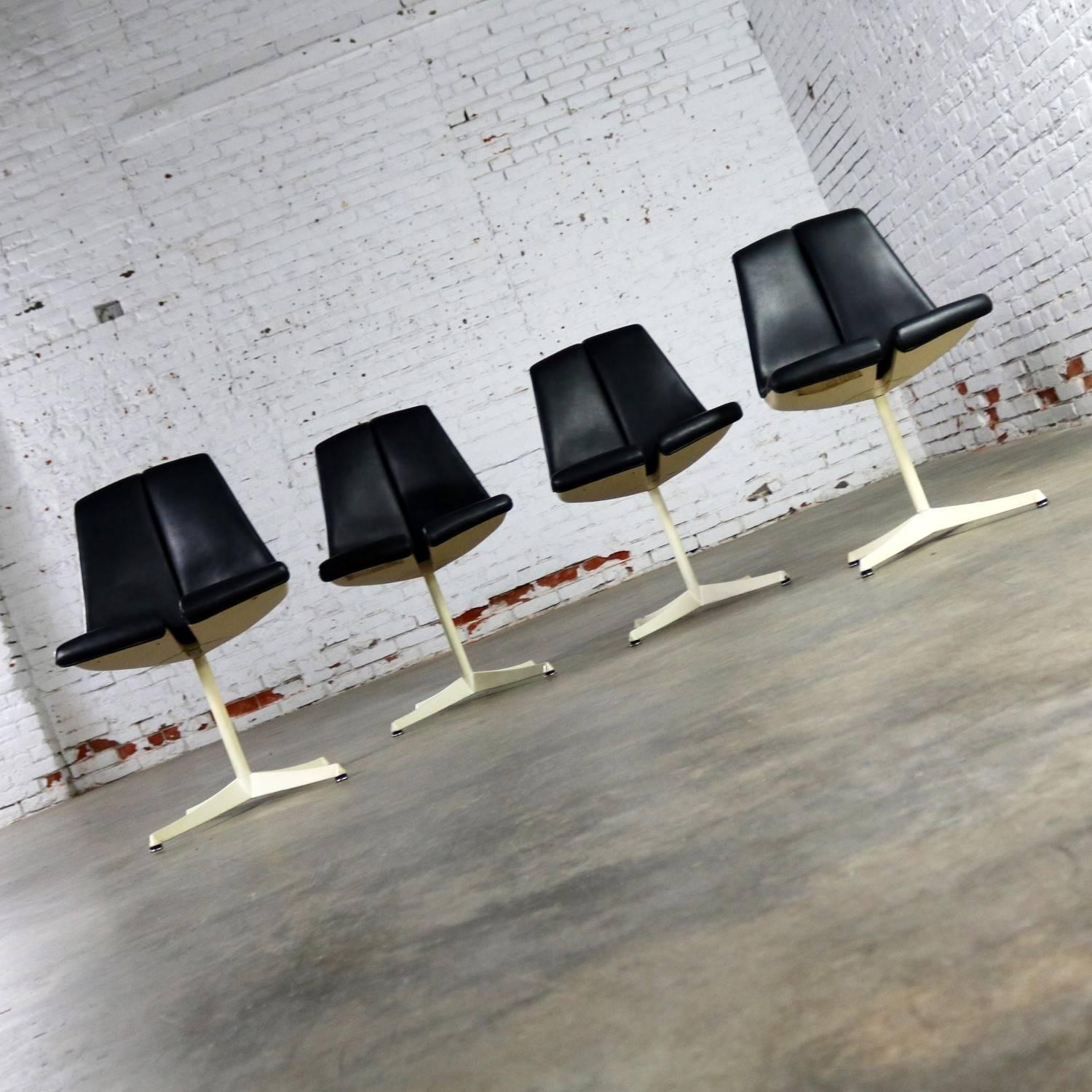Mid-Century Modern Set of Four Richard Schultz Stacking Dining Chairs for Knoll