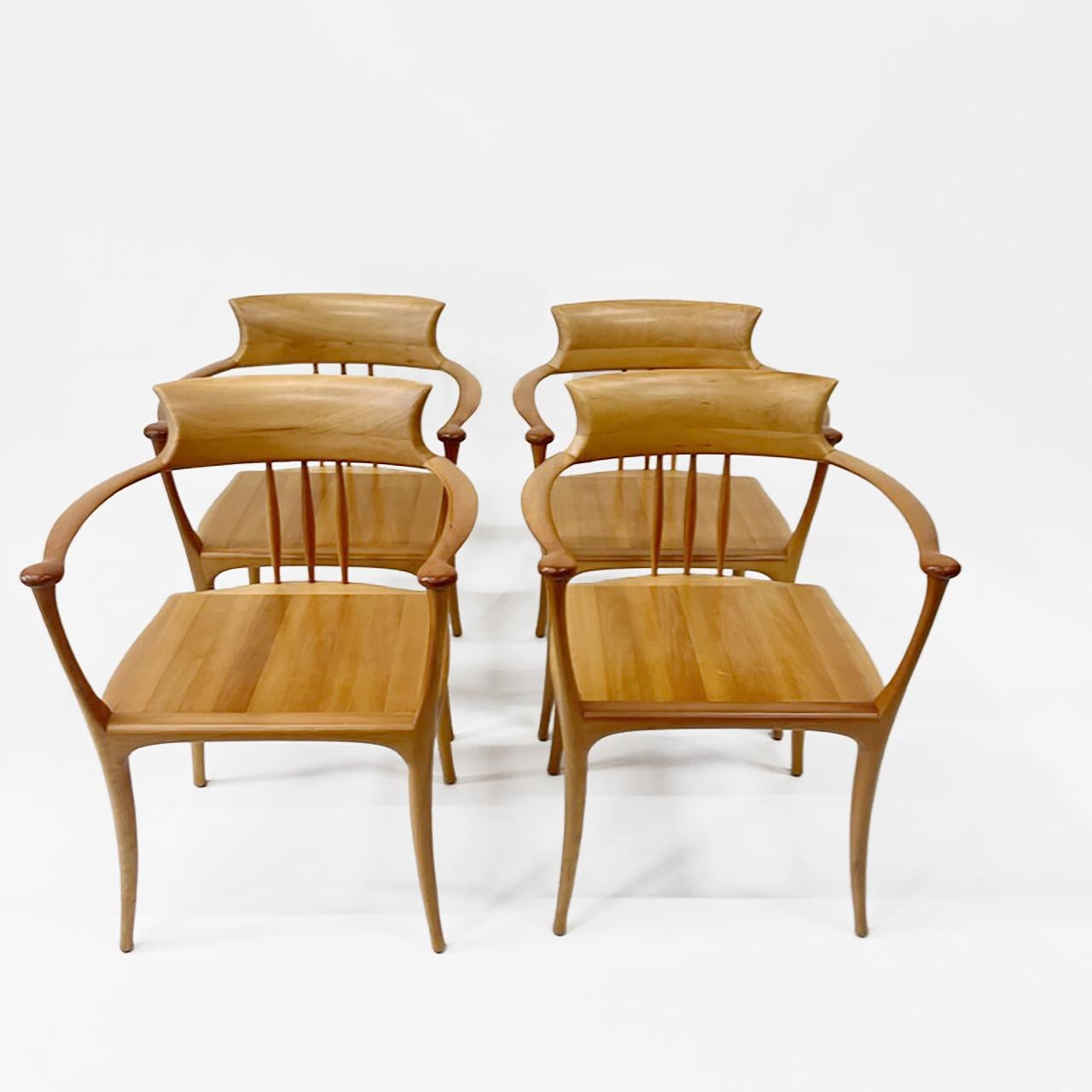 Ensemble de quatre fauteuils de salle à manger en bois fruitier Roberto Lazzeroni pour Ceccotti Collezioni.  Lazzeroni s'est inspiré de l'architecture organique de Gaudì, du design expressif de Mollino, du surréalisme de Dalì. Il en résulte un