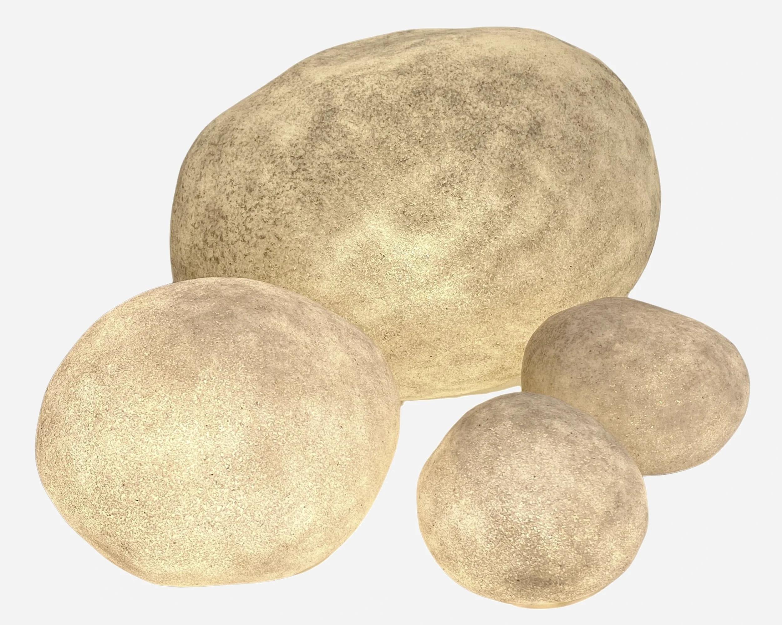 Quatre lampes en forme de pierre en résine et poudre de marbre, éditées par l'Atelier A à Paris.
Le plus grand : Longueur : 51 cm (20.08 in) Hauteur : 40 cm (15.76 in) Largeur : 43 cm (17 in)
Le support : Longueur : 30 cm (11.8 in) Hauteur : 21 cm