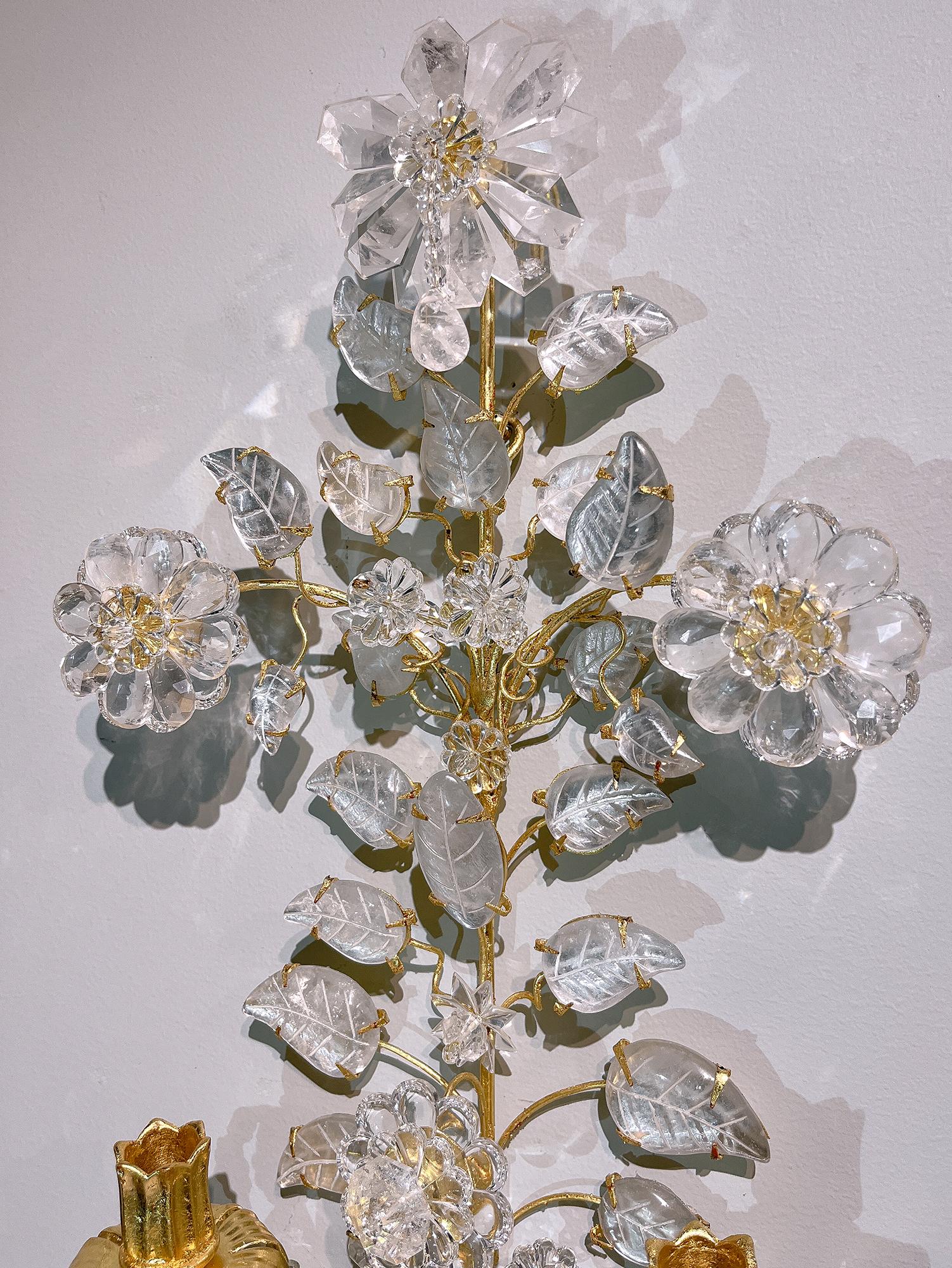Ensemble de quatre appliques Bouquet en cristal de roche à deux lumières, en forme de vase ventru avec des fleurs. Les fleurs en cristal taillé ont des pétales individuels, les feuilles sont délicatement sculptées et le cristal taillé en forme de