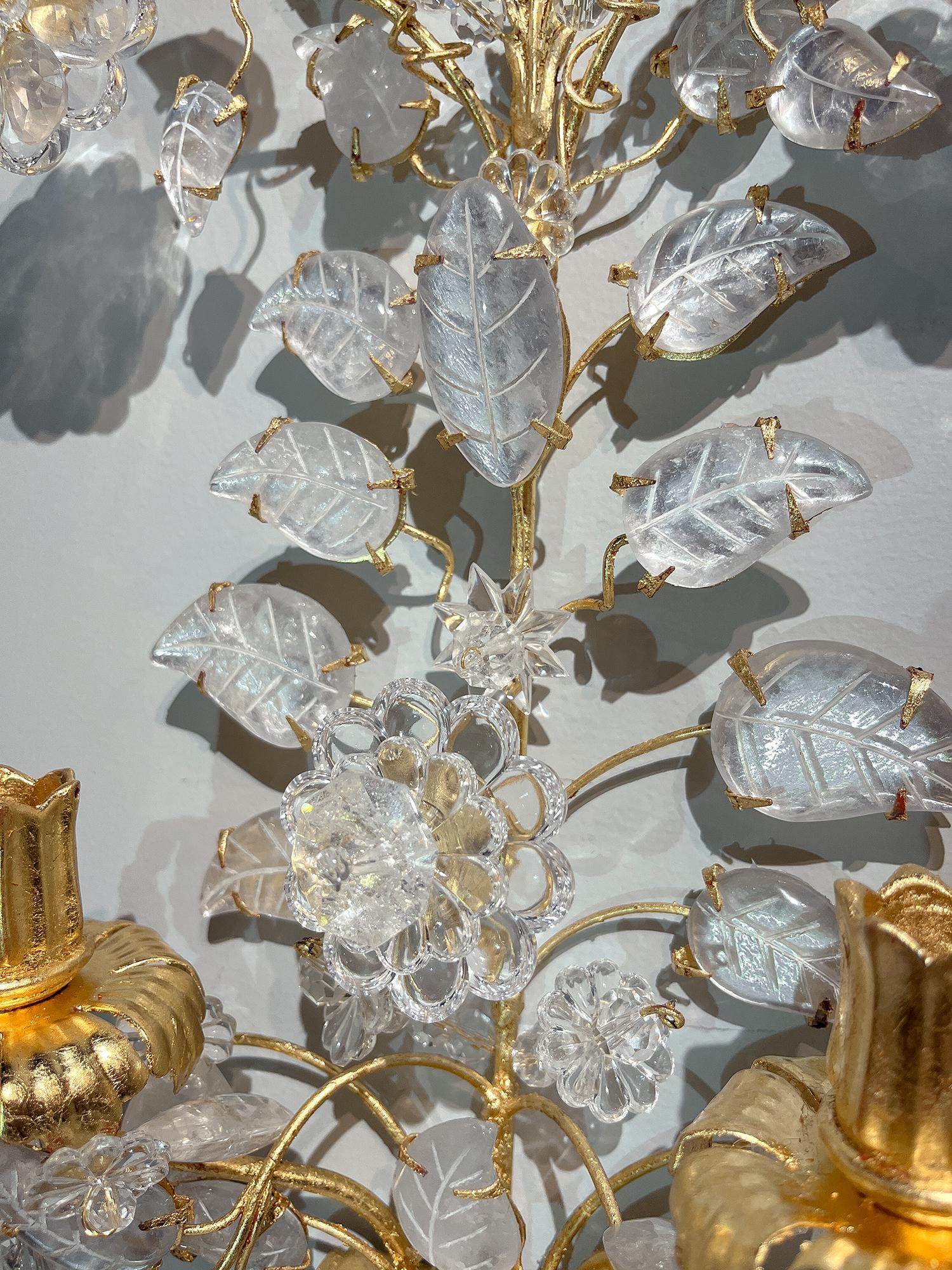 Rococo Ensemble de quatre appliques Bouquet à deux lumières en cristal de roche en vente
