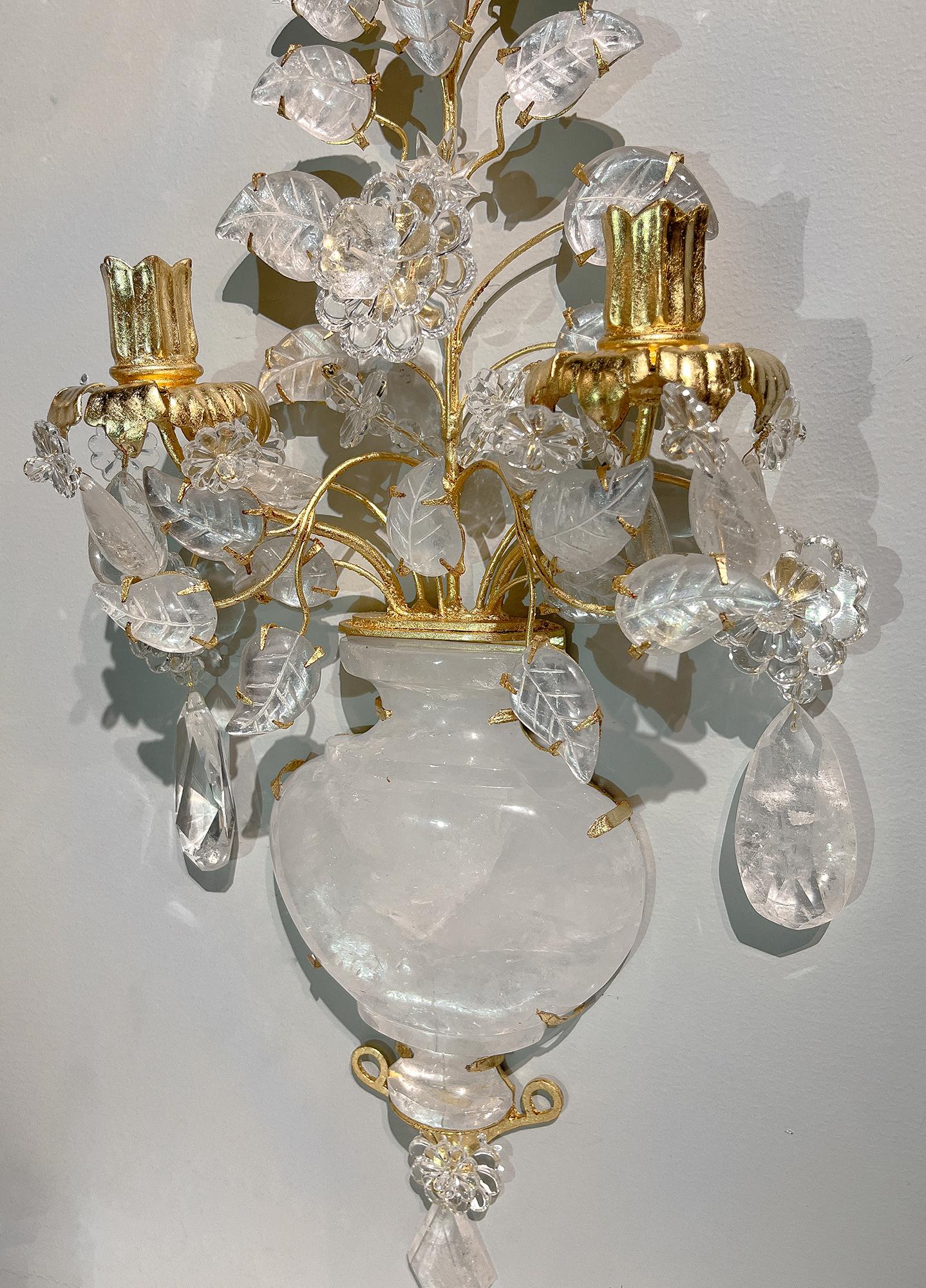Ensemble de quatre appliques Bouquet à deux lumières en cristal de roche Bon état - En vente à New York, NY