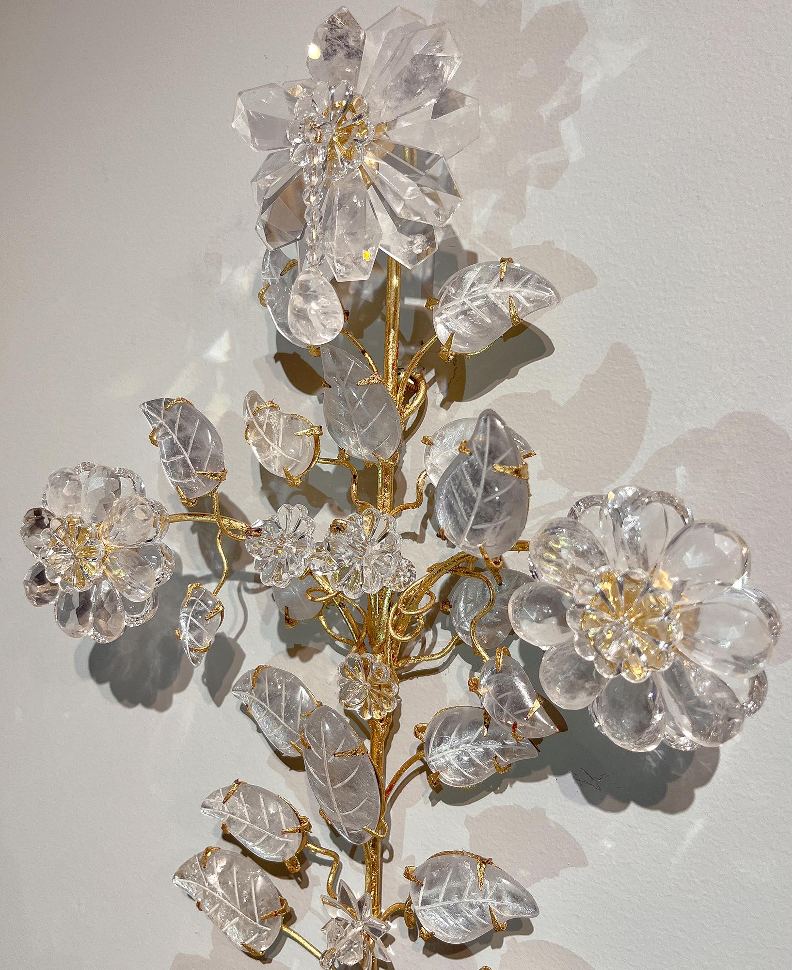20ième siècle Ensemble de quatre appliques Bouquet à deux lumières en cristal de roche en vente
