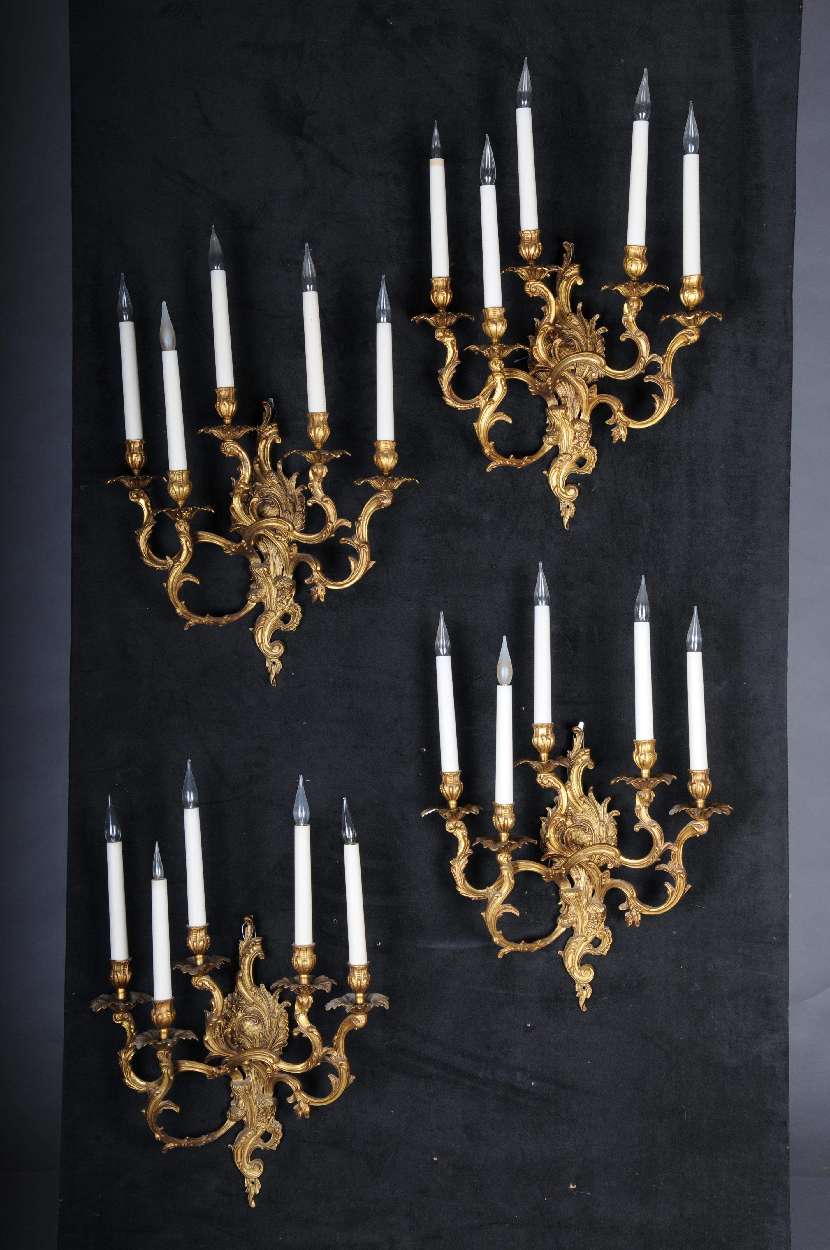 Juego de cuatro apliques rococó de bronce dorado, principios del siglo XX.

Apliques de bronce ricamente ornamentados, muy finamente cincelados y decorados. Cada uno con cinco brazos curvados, cada uno con ojales y largas mangas blancas.

Apliques