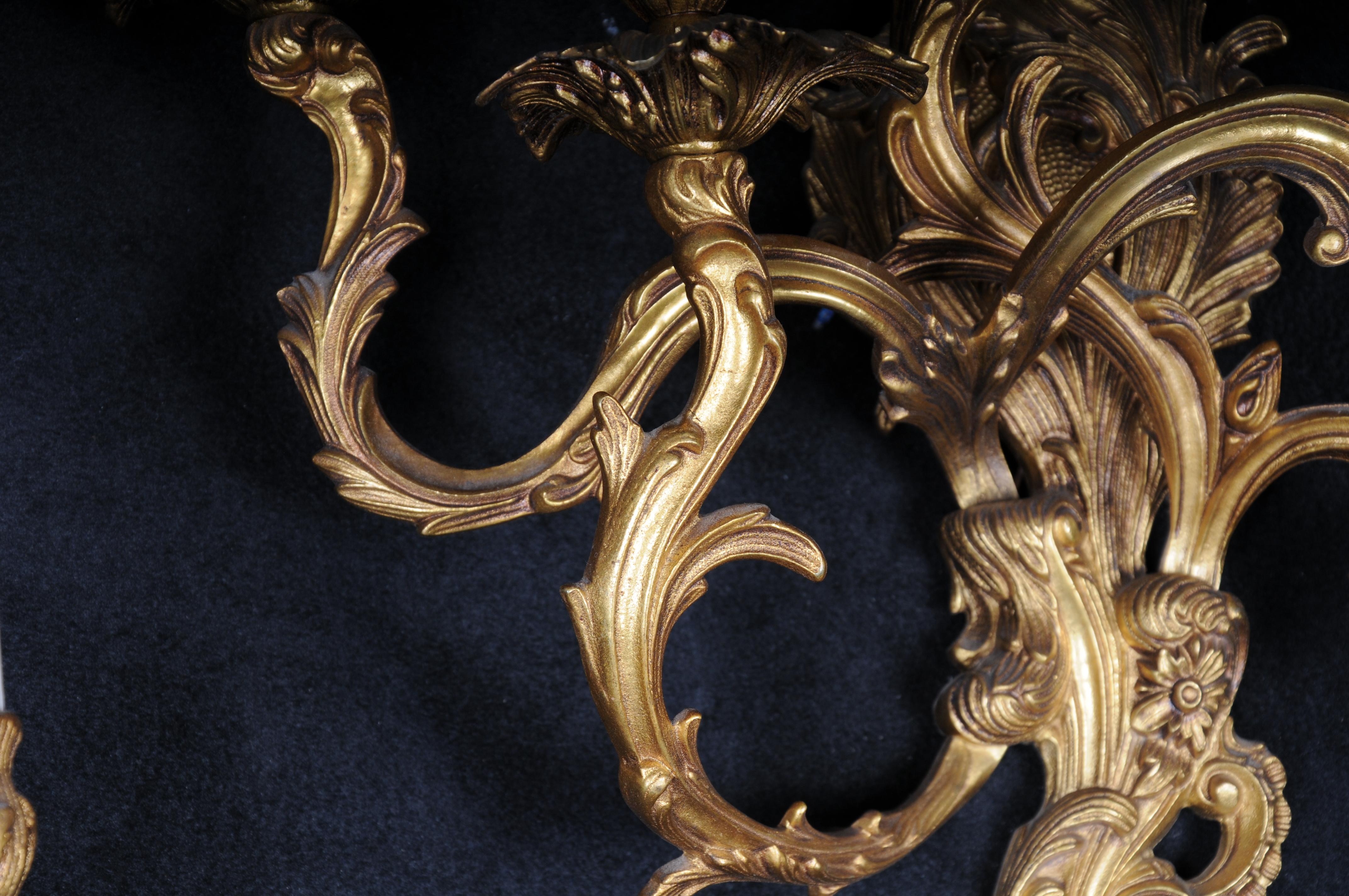 Juego de cuatro apliques rococó de bronce dorado, principios del siglo XX. en venta 2
