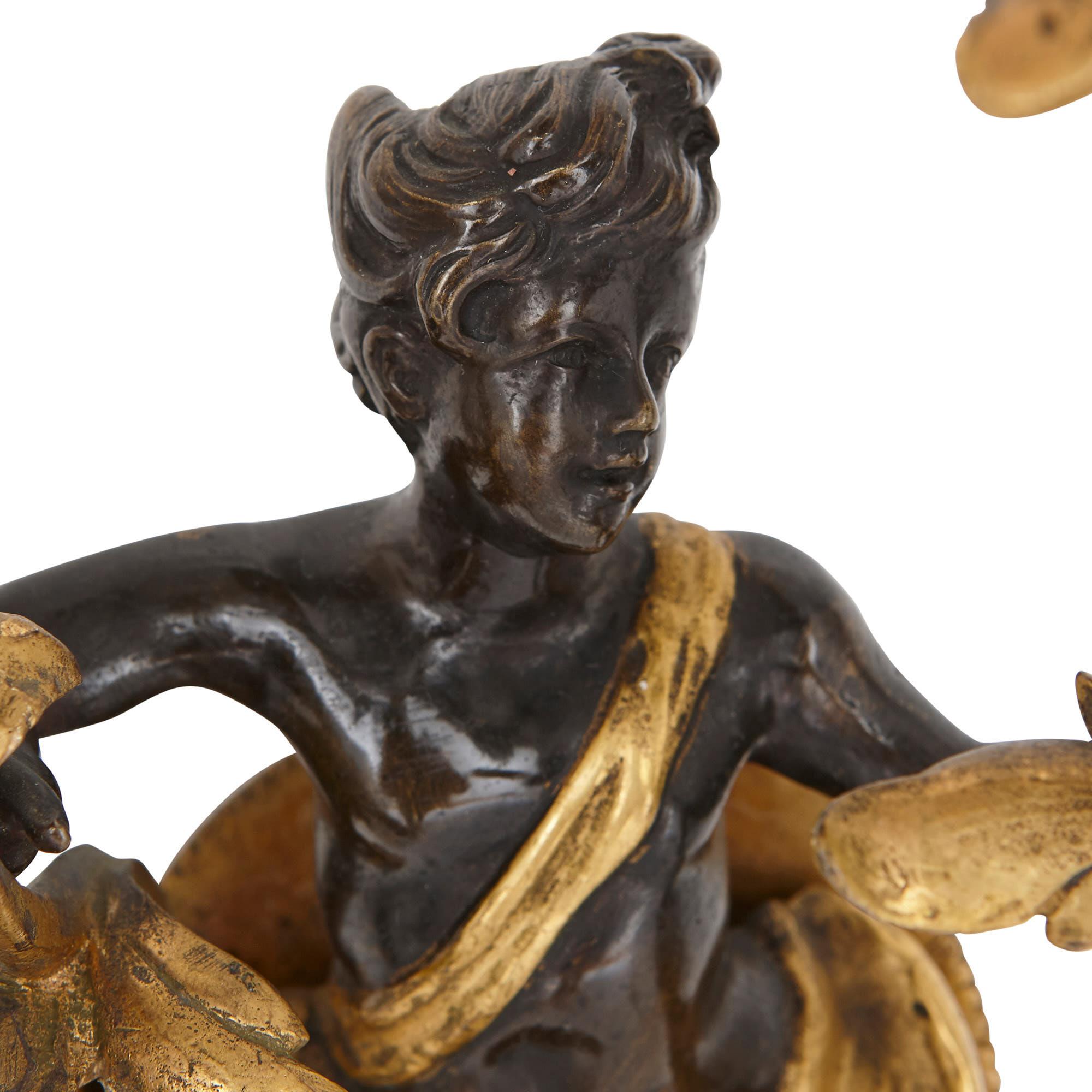 Français Ensemble de quatre appliques de style rococo en bronze patiné et doré en vente