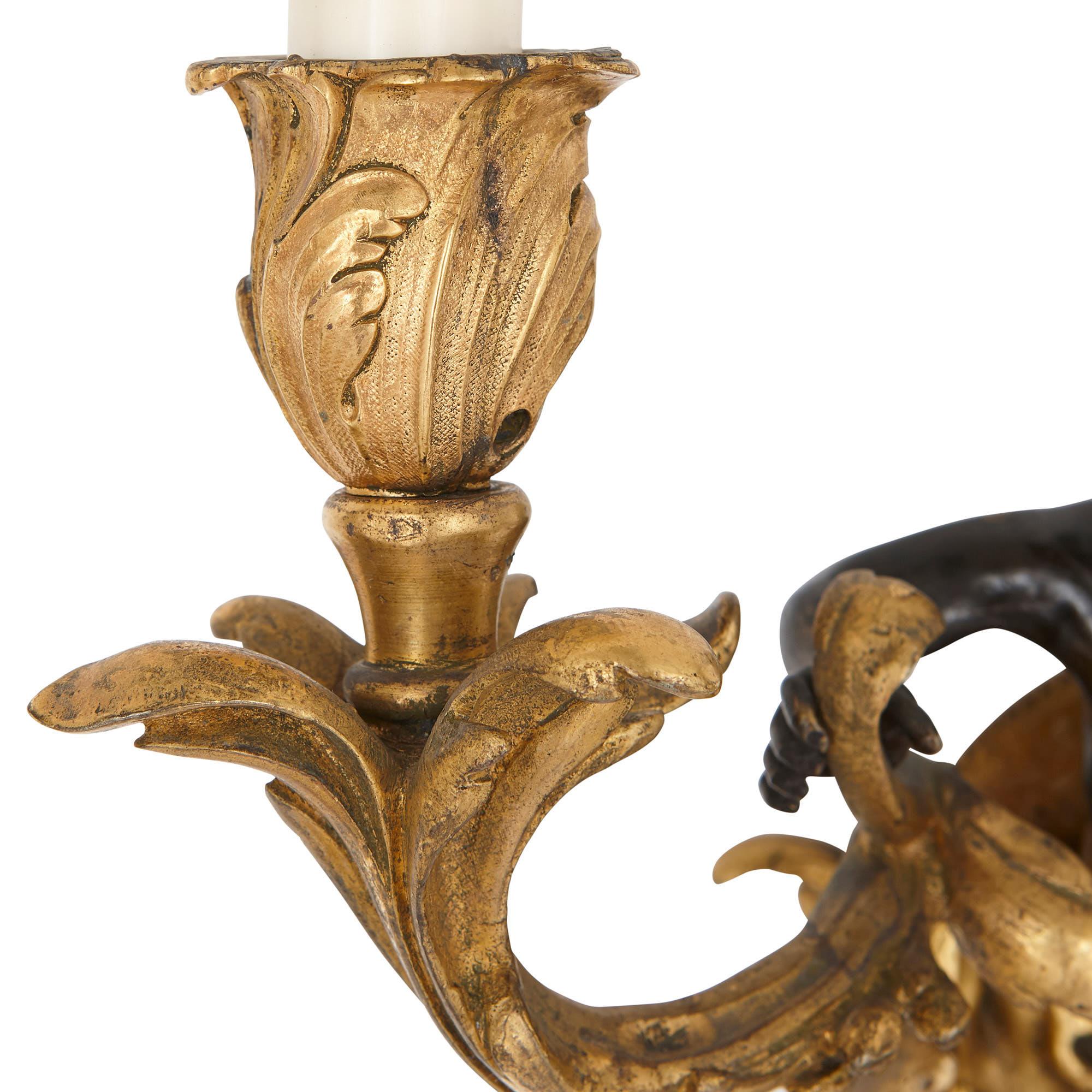 Bronze doré Ensemble de quatre appliques de style rococo en bronze patiné et doré en vente