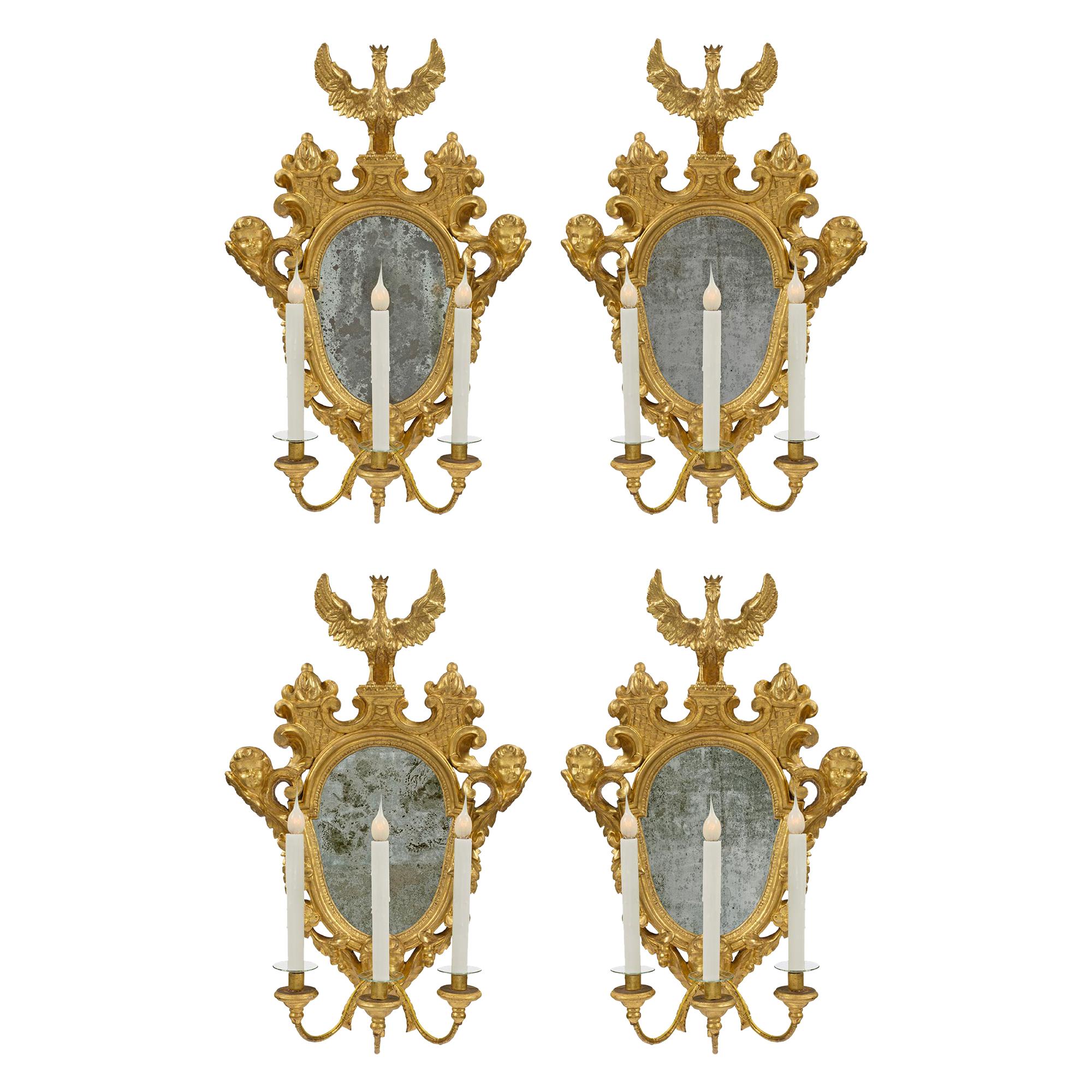 Ensemble de quatre appliques à miroir électrifiées en bois doré romain du 18ème siècle