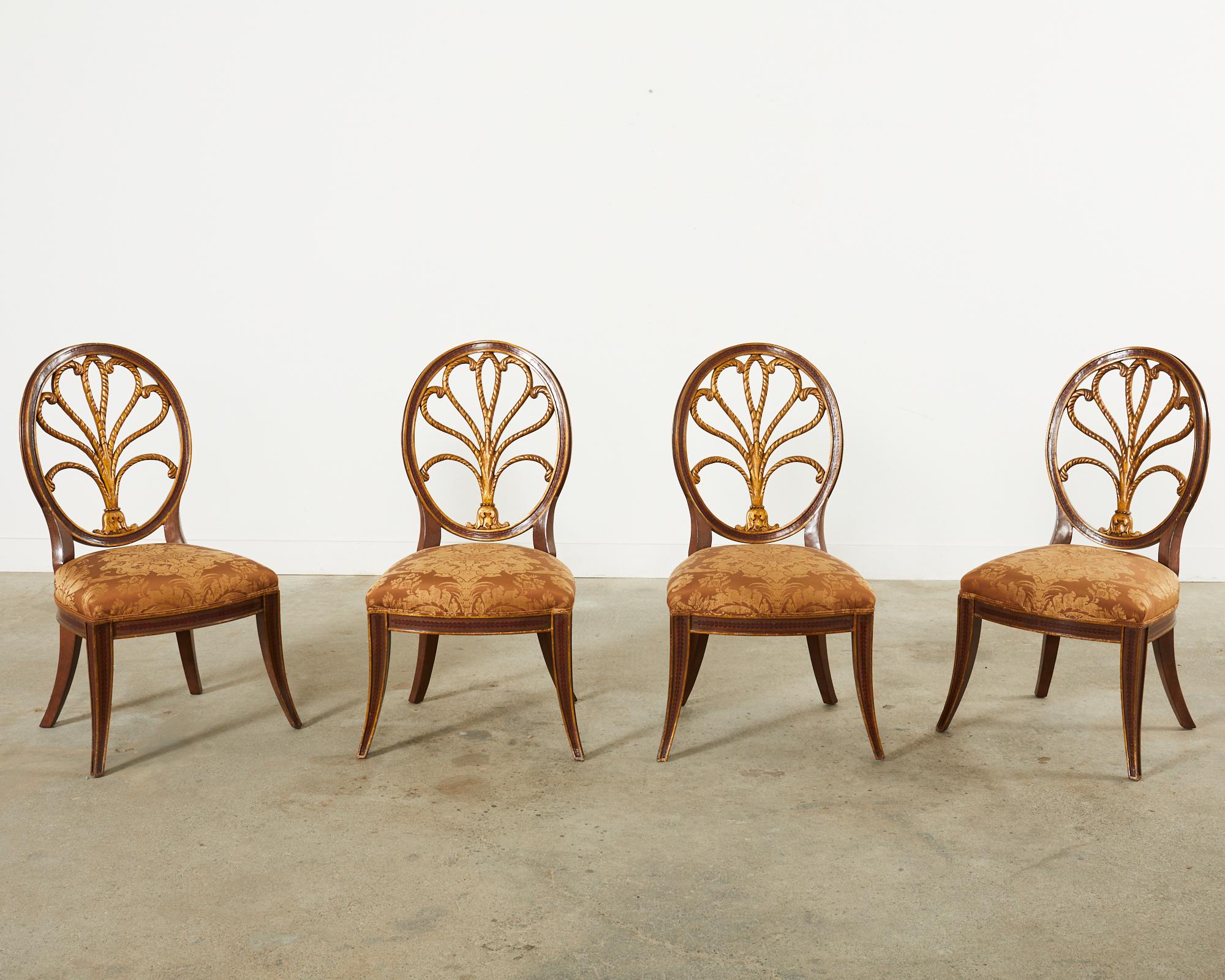 Néoclassique Ensemble de quatre chaises en plumes de tartan rose avec sièges Fortuny en vente