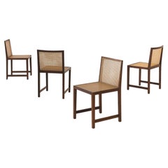 Juego de cuatro sillas de comedor de palisandro y caña, diseño brasileño de mediados de siglo, años 60