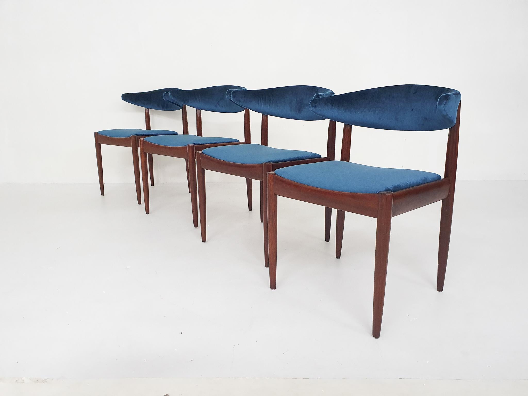 Chaises de salle à manger en bois de rose avec un nouveau revêtement en velours pétrole. En bon état. 
Mesures : Hauteur du siège : 44 cm, 
Profondeur de l'assise : 37 cm, 
Largeur de l'assise : 44 cm.