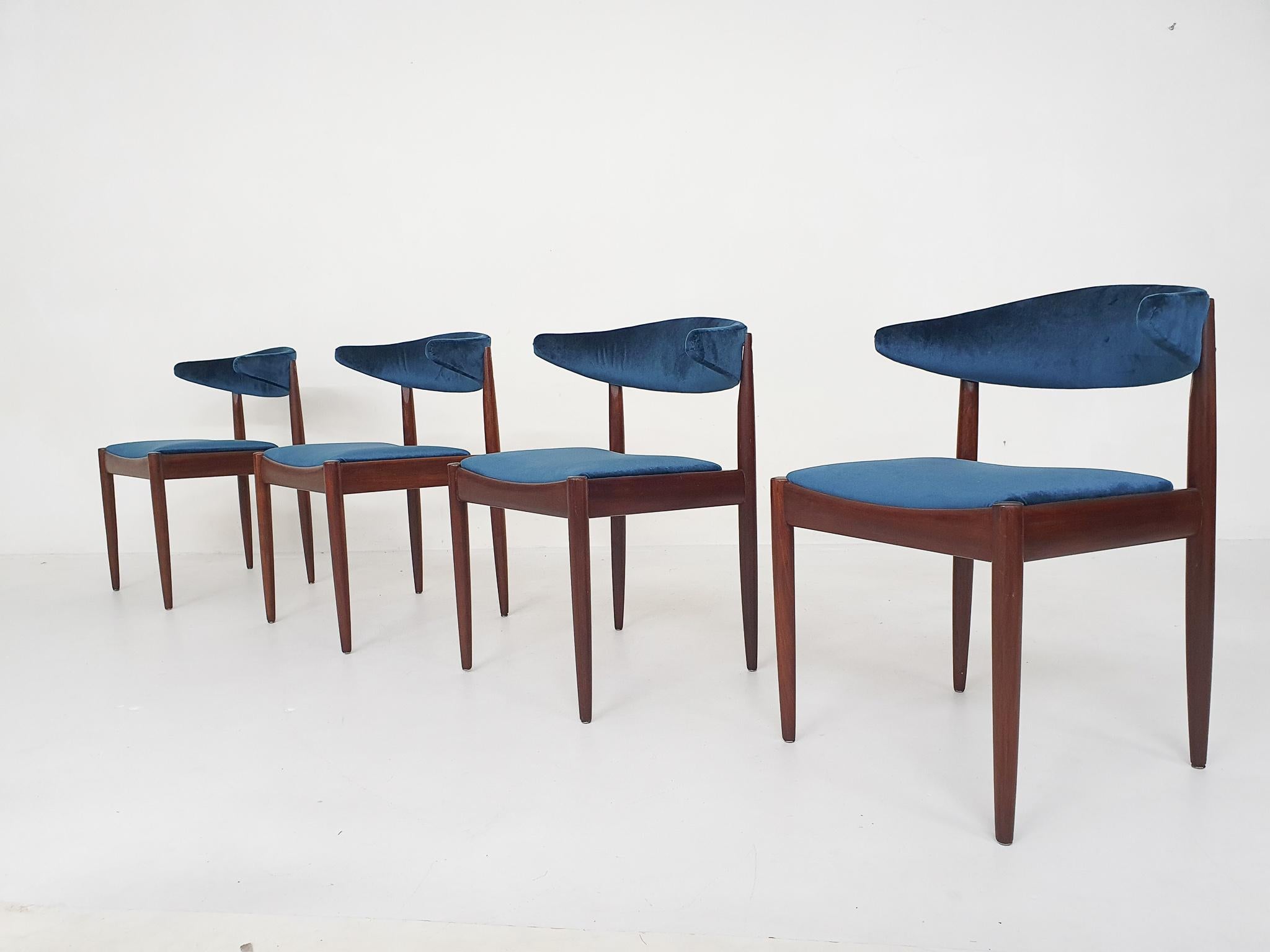 Mid-Century Modern Ensemble de quatre chaises de salle à manger en bois de rose et velours par Topform, Pays-Bas, années 1950 en vente