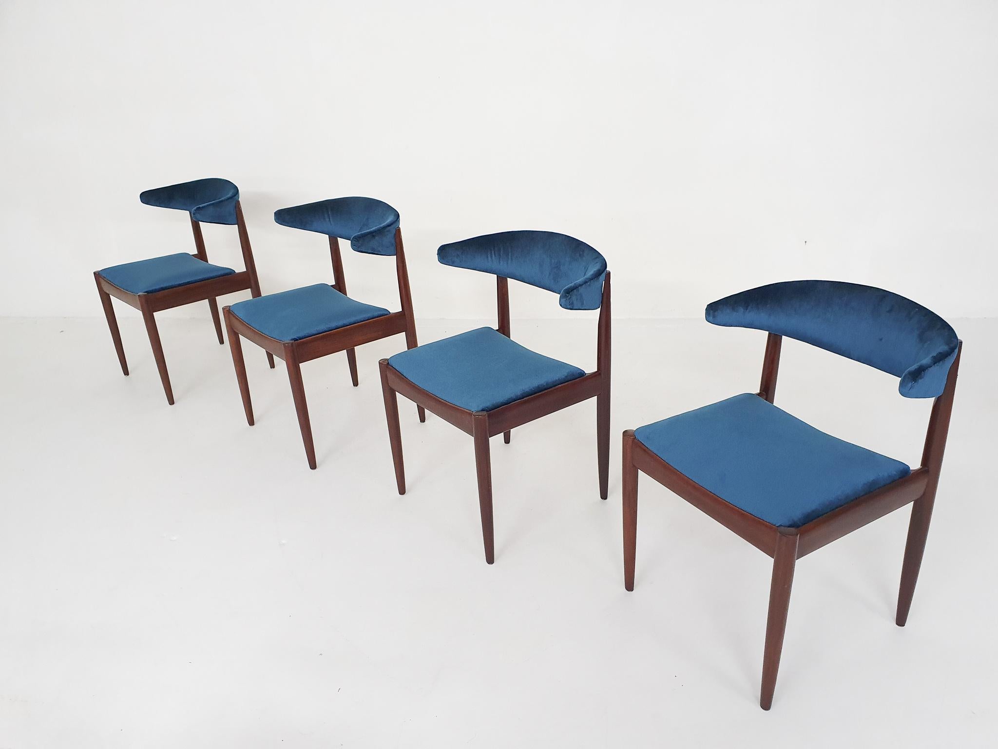 Néerlandais Ensemble de quatre chaises de salle à manger en bois de rose et velours par Topform, Pays-Bas, années 1950 en vente