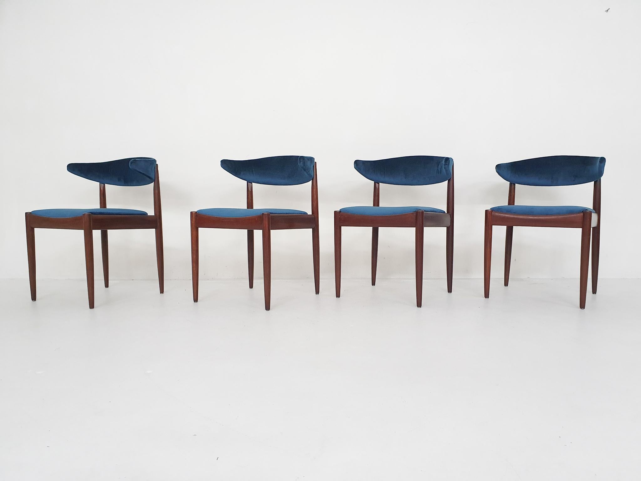 Milieu du XXe siècle Ensemble de quatre chaises de salle à manger en bois de rose et velours par Topform, Pays-Bas, années 1950 en vente