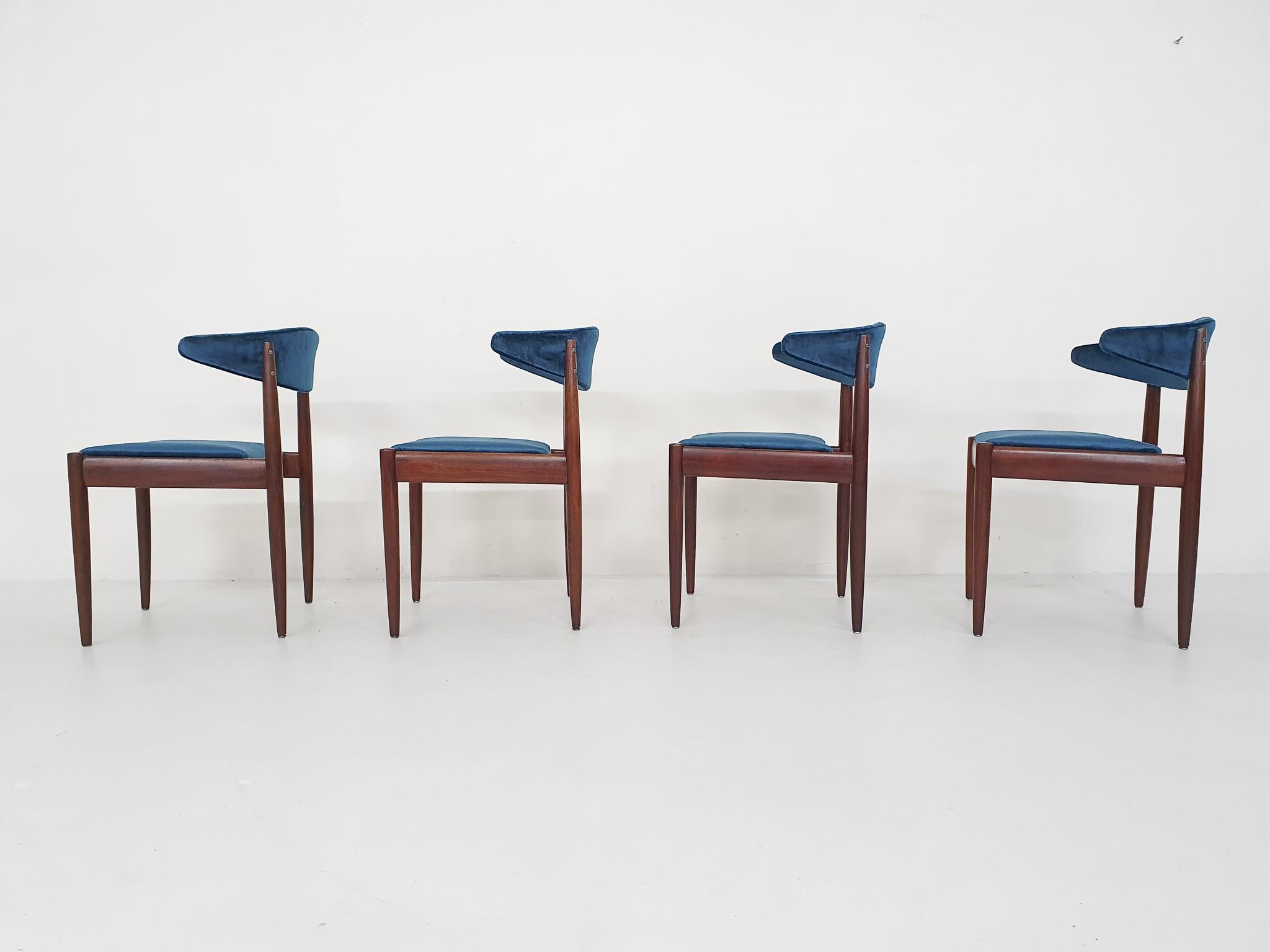 Ensemble de quatre chaises de salle à manger en bois de rose et velours par Topform, Pays-Bas, années 1950 en vente 1