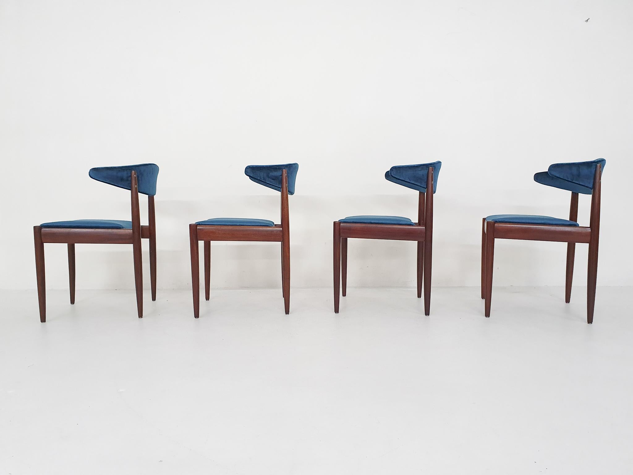 Tessuto Set di quattro sedie da pranzo in palissandro e velluto di Topform, Paesi Bassi, anni '50 in vendita