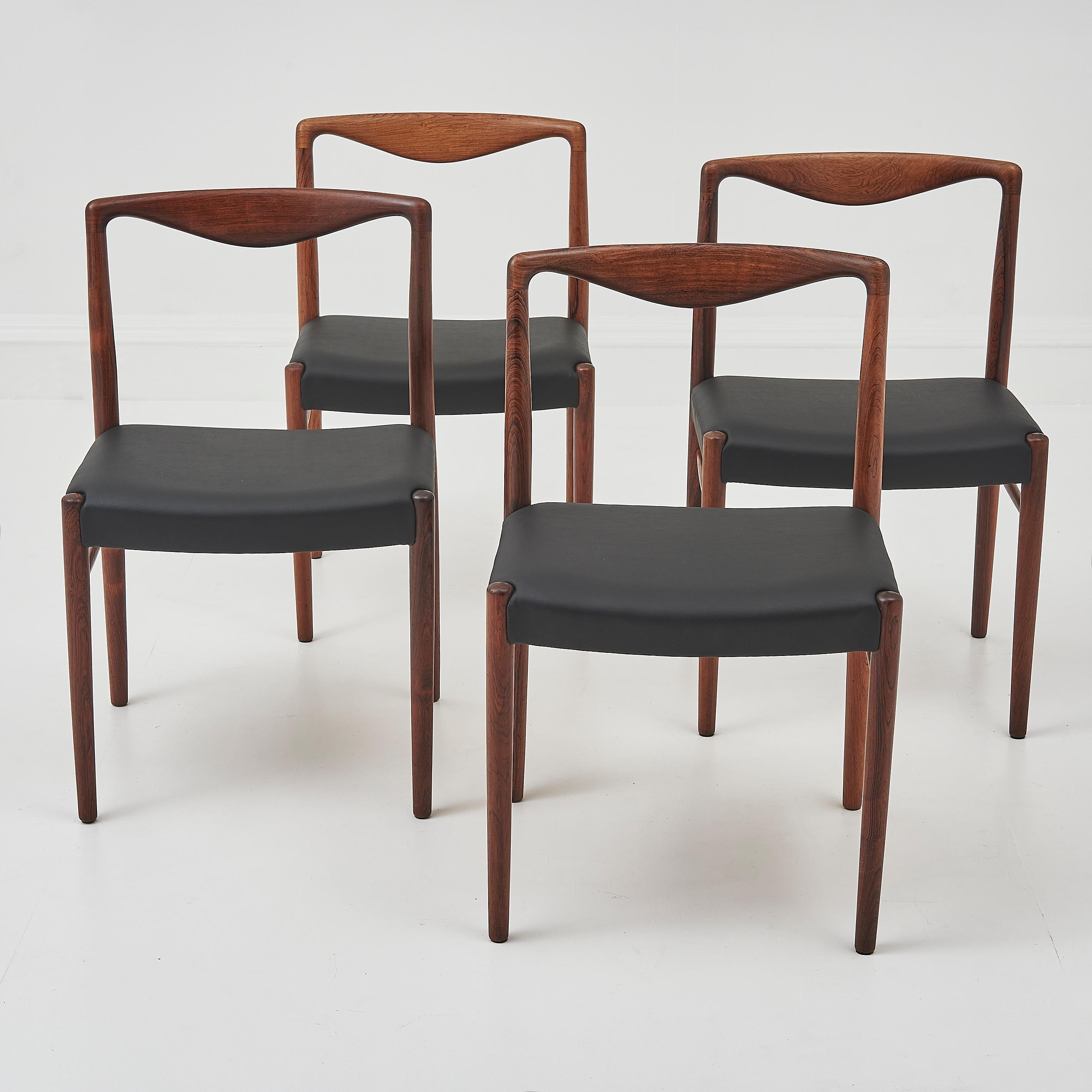 Set di quattro sedie da pranzo in palissandro e pelle nera di Kai Lyngfeldt Larsen per Søren Willadsen Møbelfabrik, 1960.


Questo eccezionale set di quattro sedie da pranzo del designer danese Kai Lyngfeldt Larsen, prodotto dalla Søren Willadsen