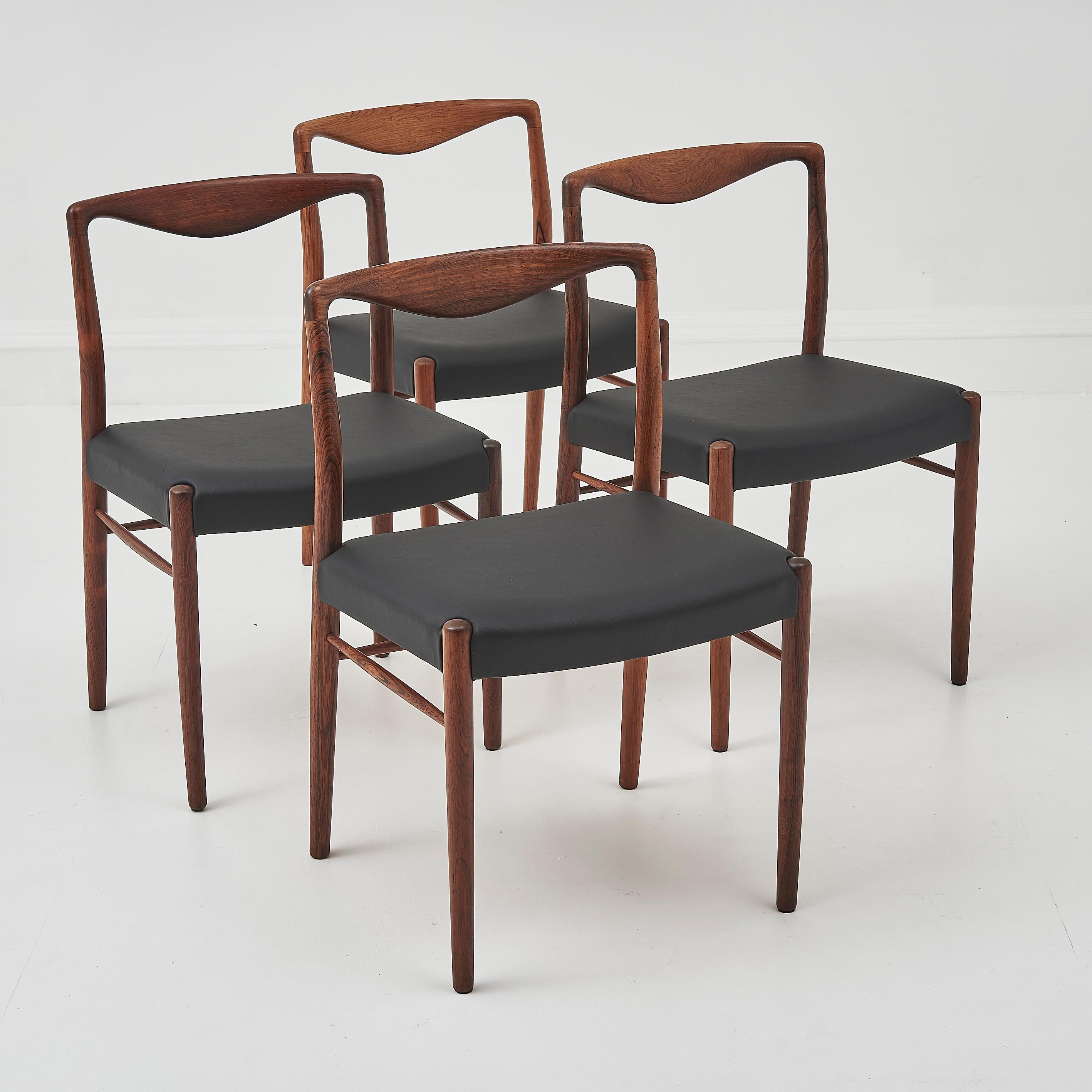 Mid-Century moderno Set di quattro sedie da pranzo in palissandro e pelle nera di Kai Lyngfeldt Larsen in vendita